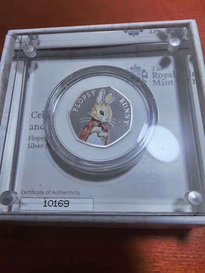 长老汇蛇年精选第六十一场拍卖 2018英国彼得兔系列弗罗斯太太50便士精制彩色银币，原盒证