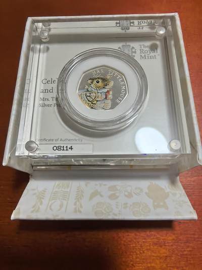 长老汇蛇年精选第六十一场拍卖 2018英国彼得兔系列老鼠迪特夫人50便士精制彩色银币，原盒证