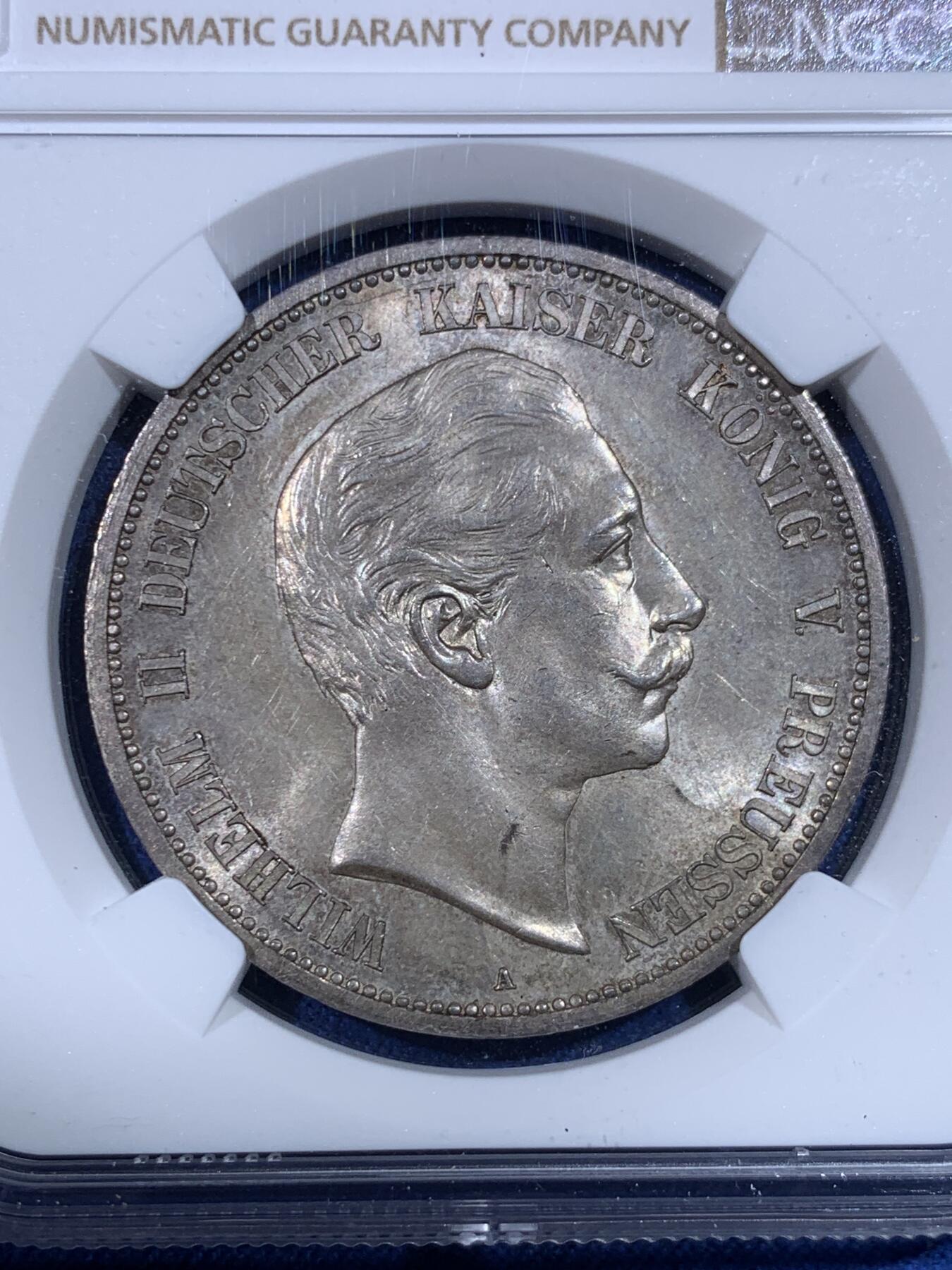 《竞宝斋》第428场 周日，周一  2场连拍 （全场包邮） 亚军分 NGC MS64 德国1888三皇之年威廉二世短翅5马克银币 单年发行56000枚且充分进入流通，堪称德二帝国短翅马克的代表之作，马克收藏中不可或缺的一枚拼图，更高分仅两枚。