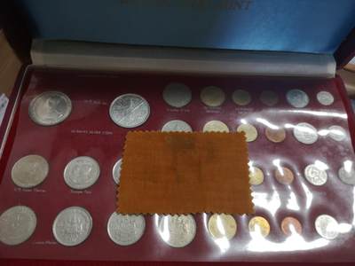 长老汇蛇年精选第六十一场拍卖 泰国皇家造币厂礼品币红盒32枚，含两枚拉玛九世大银币