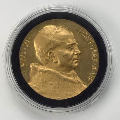 掌中浮雕-藏着的欧洲第037场 - 1928年梵蒂冈庇护十一世新祭坛首次祈祷上帝镀金铜章，  68mm