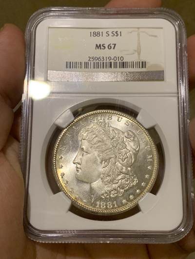 《竞宝斋》第428场 周日，周一  2场连拍 （全场包邮） - NGC MS67 美国 1881年 1美元 摩根 银币 超高分 镜面底板 边缘淡金色包浆 摩根中基本到顶的分数 68分要4w以上的价格了