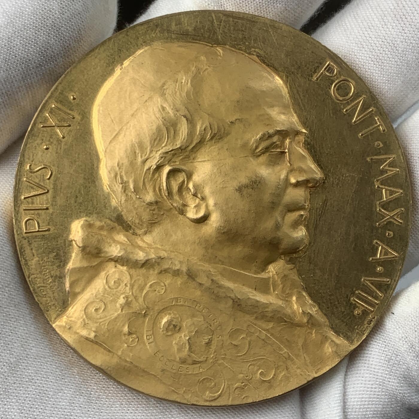 掌中浮雕-藏着的欧洲第037场 1928年梵蒂冈庇护十一世新祭坛首次祈祷上帝镀金铜章，  68mm