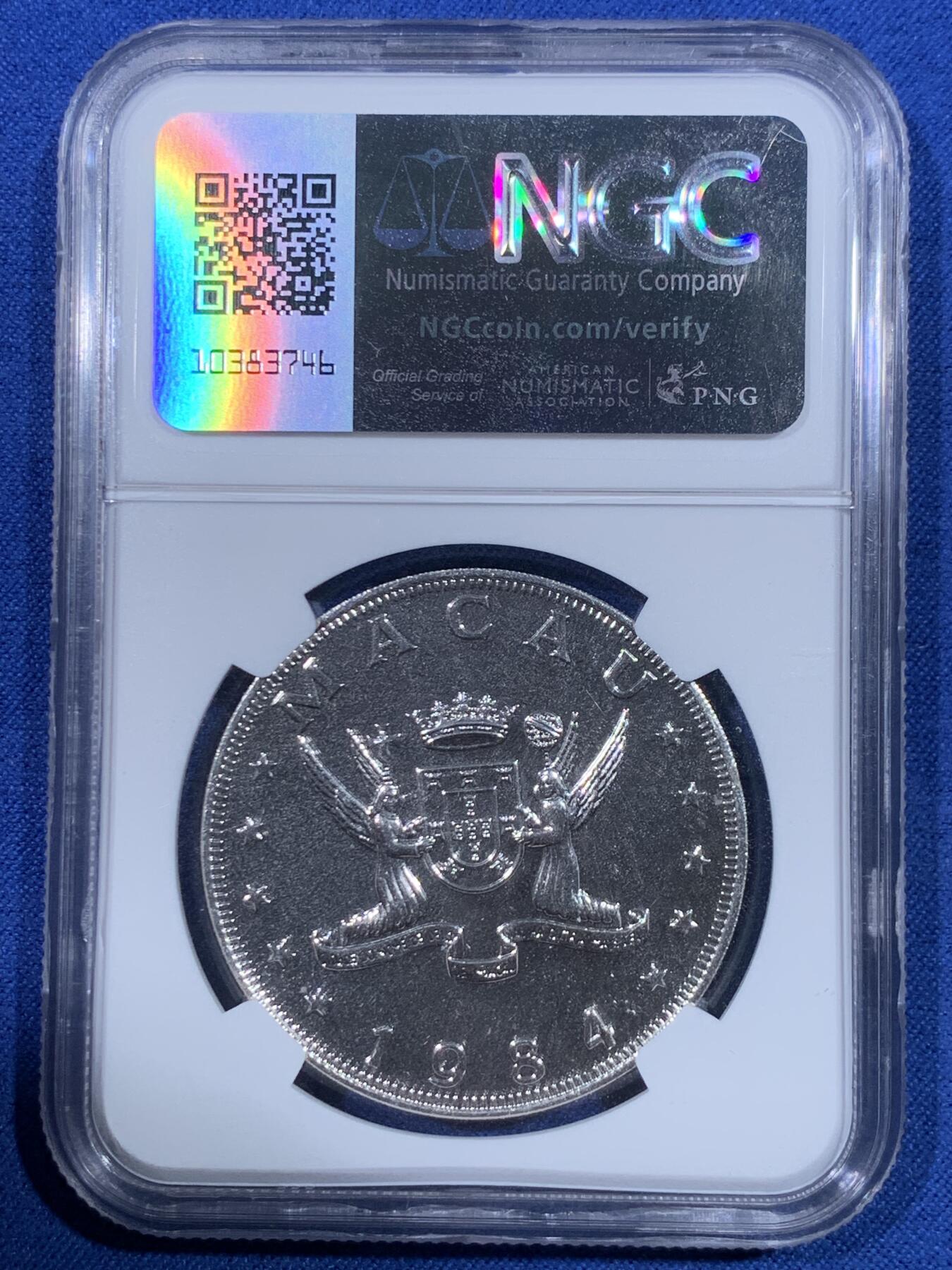《竞宝斋》第428场 周日，周一  2场连拍 （全场包邮） NGC MS68 中国澳门1984年生肖鼠100元银币，该年发行量7000枚。币面清爽干净又漂亮，状态一流，亚军分，获得更高评分数目4枚。看着状态有点像精制的，标签给了MS，细节见图。
