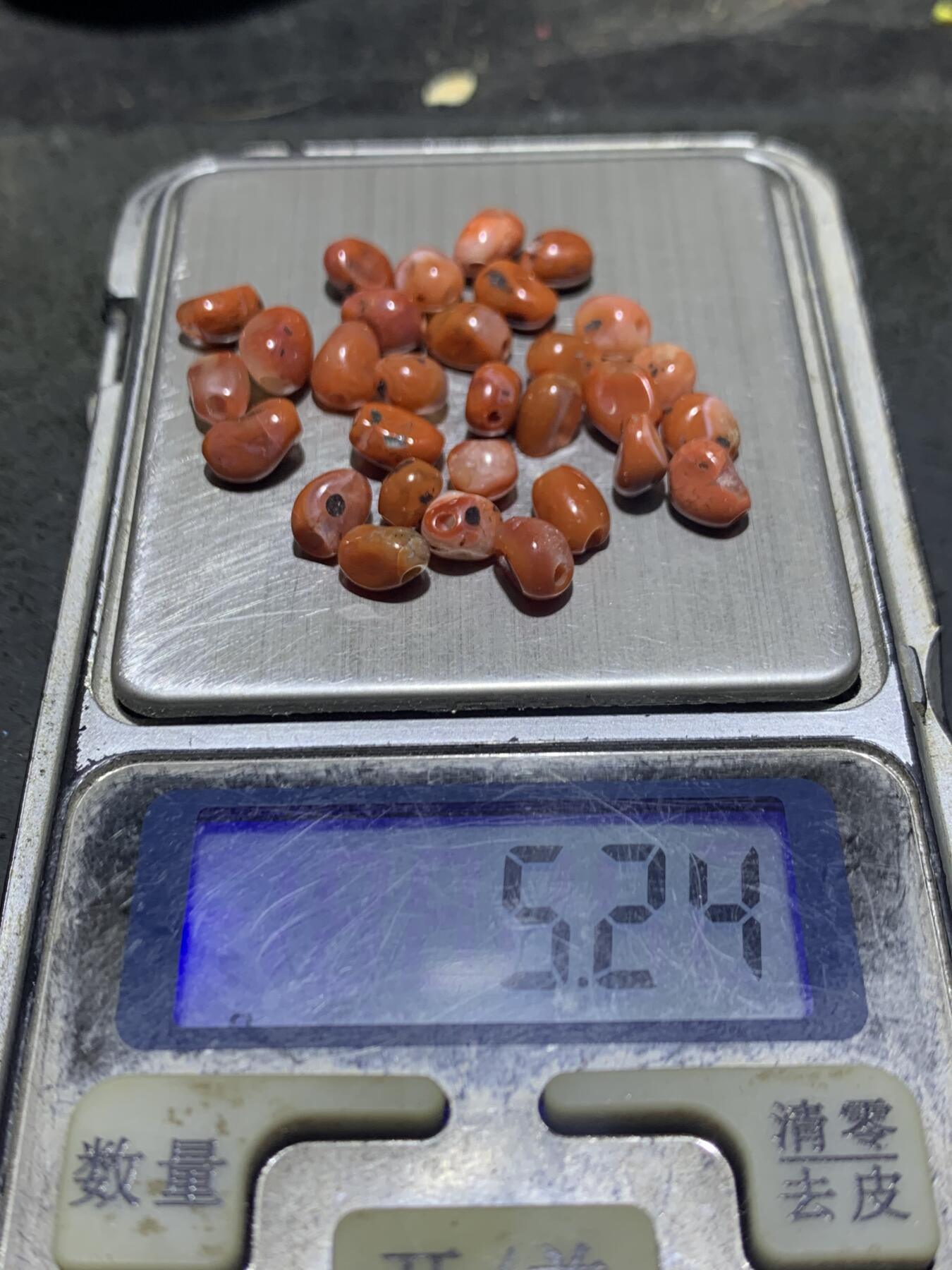 川料南红玛瑙原皮随形散珠一组，