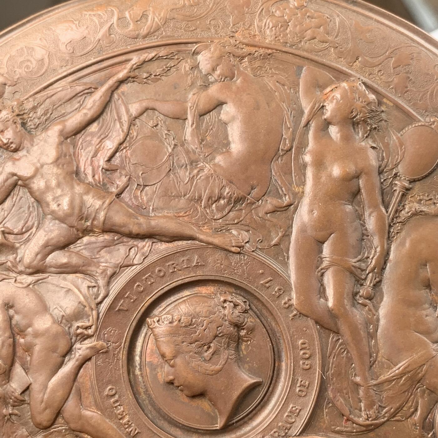 掌中浮雕-藏着的欧洲第037场 1858年颁发的英国艺术学校学生竞赛单面奖牌，直径145mm，目录编号Eimer 1512。奖牌正中间是维多利亚女王小头像，正式颁发的奖牌，在左下方的椭圆形盾牌上刻有颁奖时间，获奖者姓名和科目。创作者为法国旅英雕刻师安托万·维希特（1800-1868）