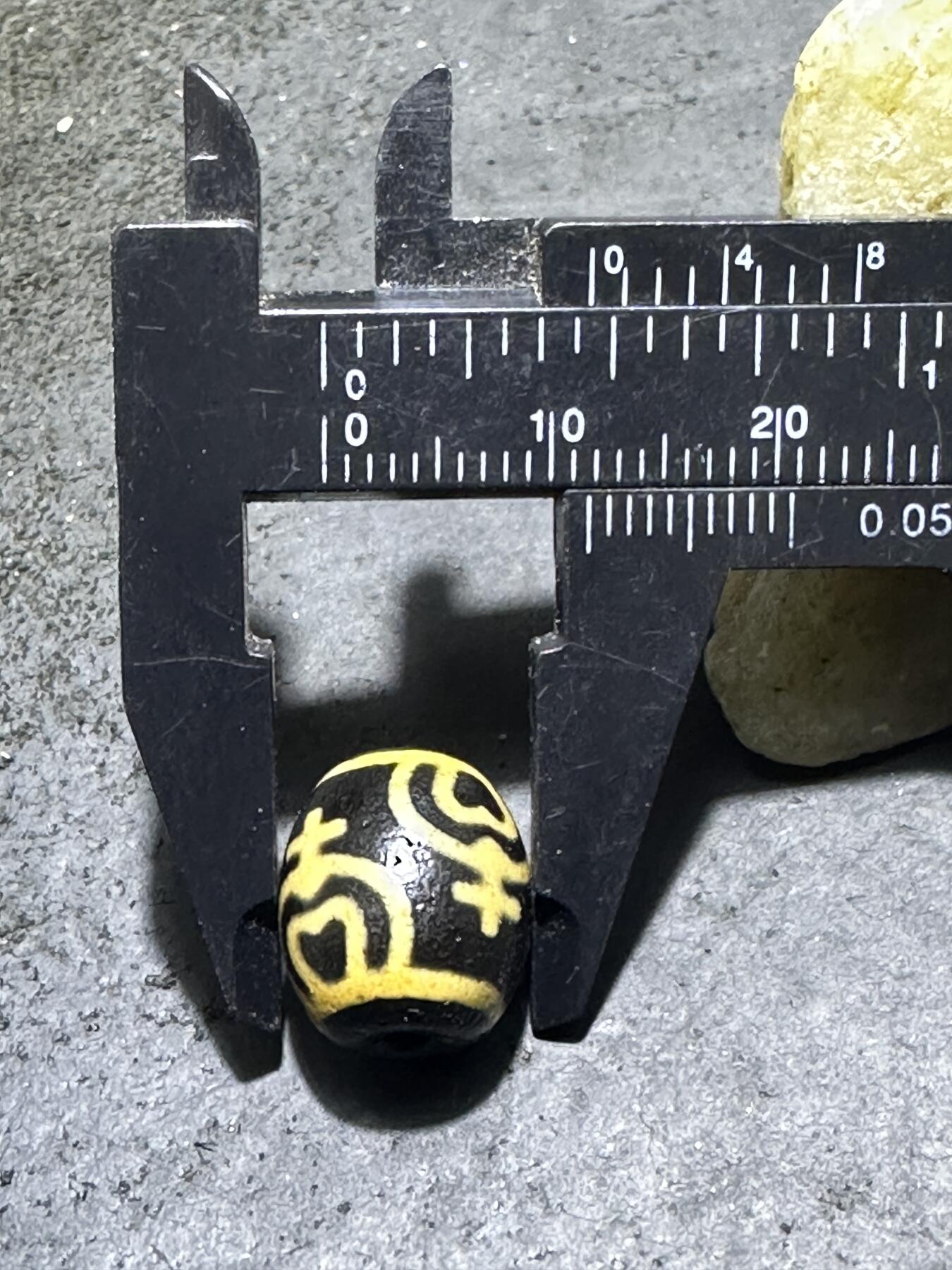 仅此一颗，精品藏传牙黄宝瓶玛瑙天珠一颗。