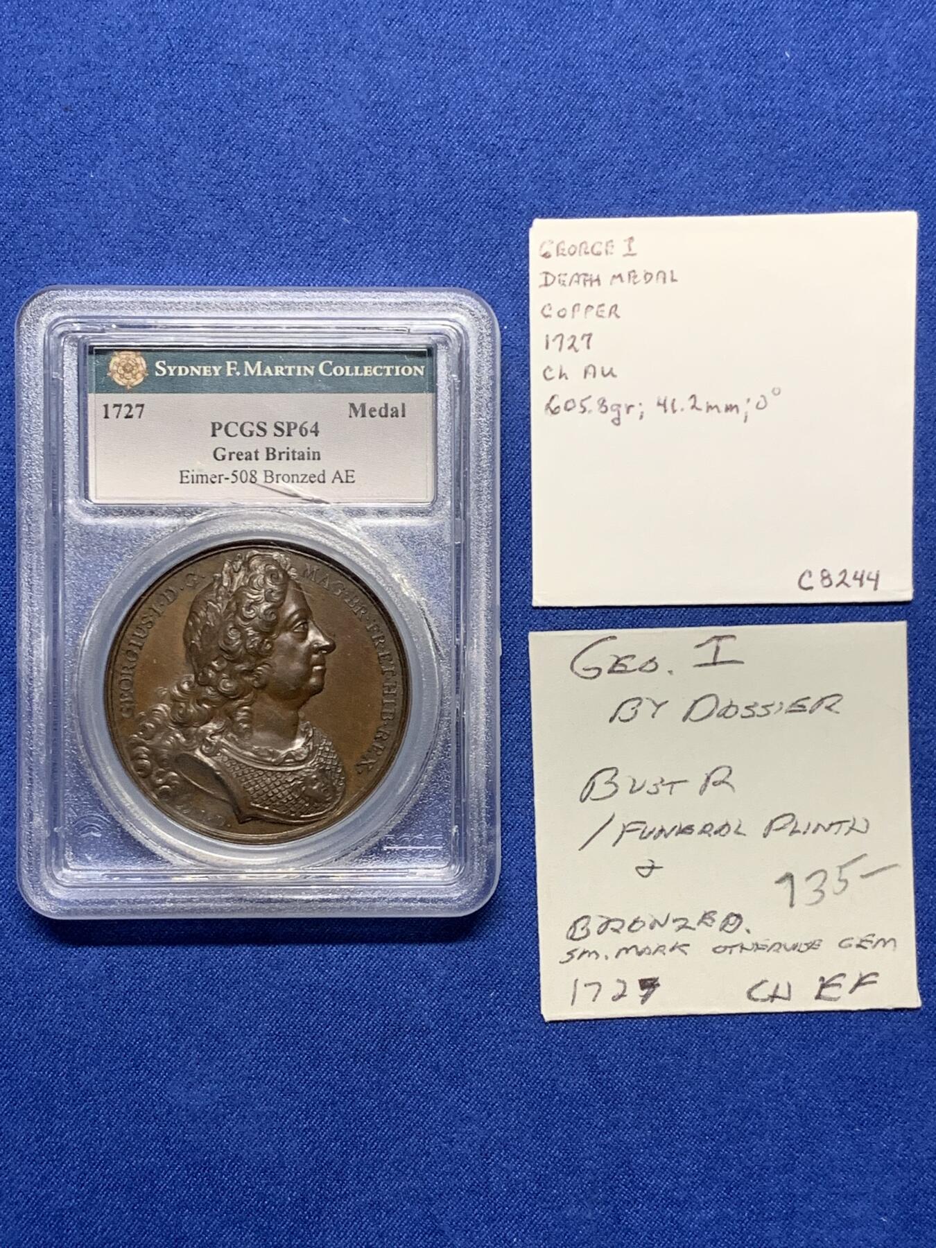 《竞宝斋》第428场 周日，周一  2场连拍 （全场包邮） PCGS SP64 英国1727年国王乔治一世逝世纪念原铸大铜章，F.Martin名家旧藏，专属封装盒。极少见的英国早期原铸，细节极精美，同时期章牌的最高水准。盒子内部有裂，密封无碍。附纸袋标签，传承有序