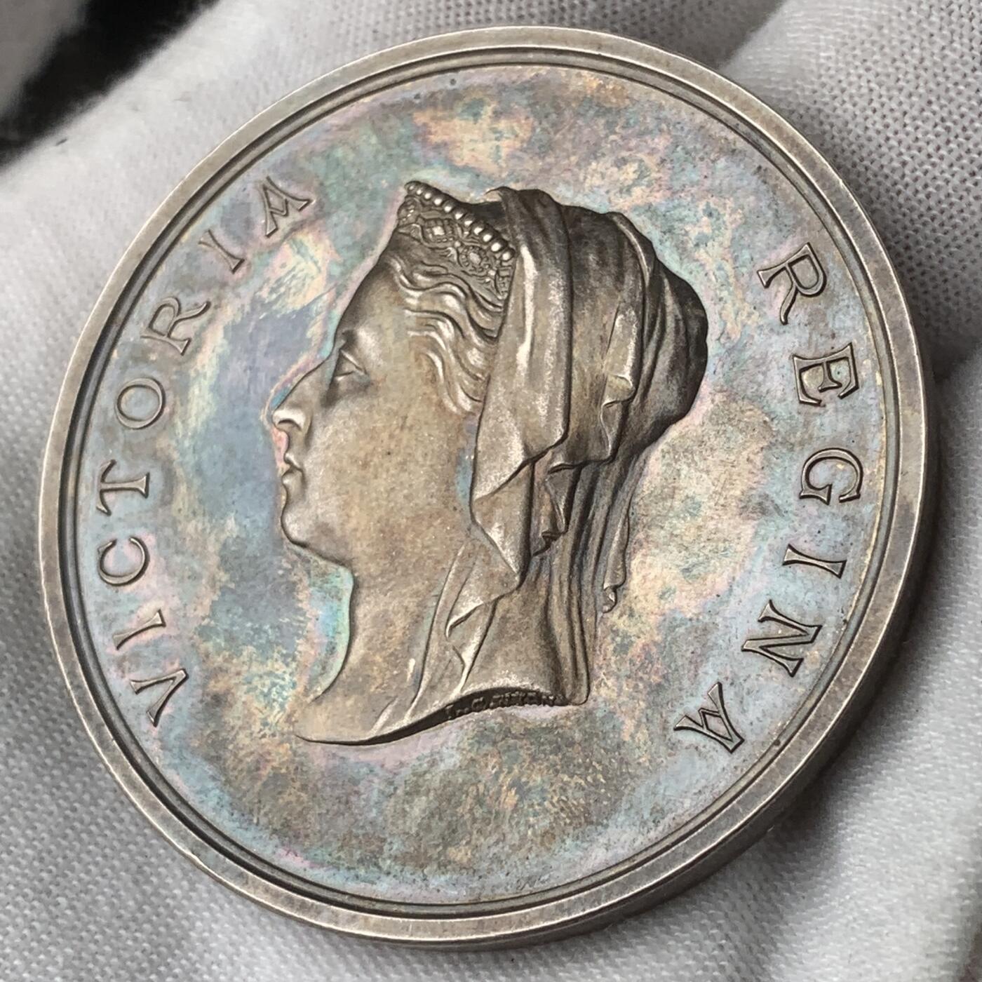 掌中浮雕-藏着的欧洲第037场 1885年伦敦国际发明展银章、铜章一对，带原盒， L.C. Wyon雕刻，45mm，自制塑封盒便于展示