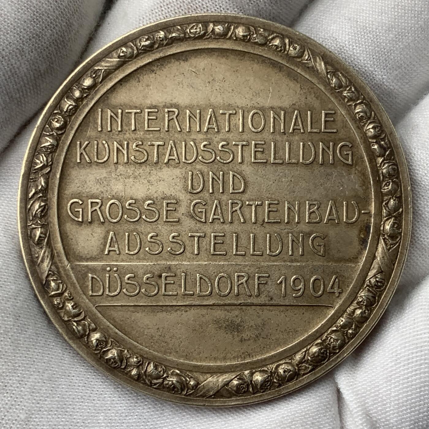 掌中浮雕-藏着的欧洲第037场 1904年德国杜塞尔多夫国际艺术展鎏金纪念银章，55.6mm，重65.8g