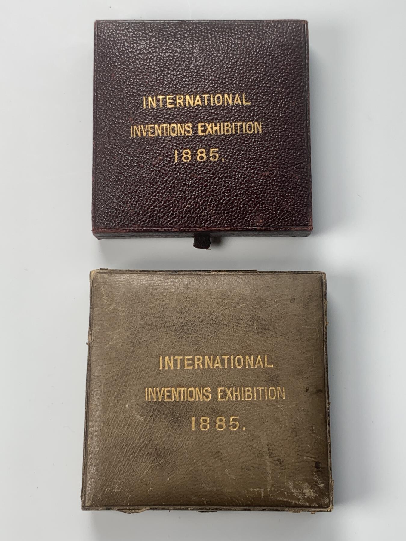 掌中浮雕-藏着的欧洲第037场 1885年伦敦国际发明展银章、铜章一对，带原盒， L.C. Wyon雕刻，45mm，自制塑封盒便于展示