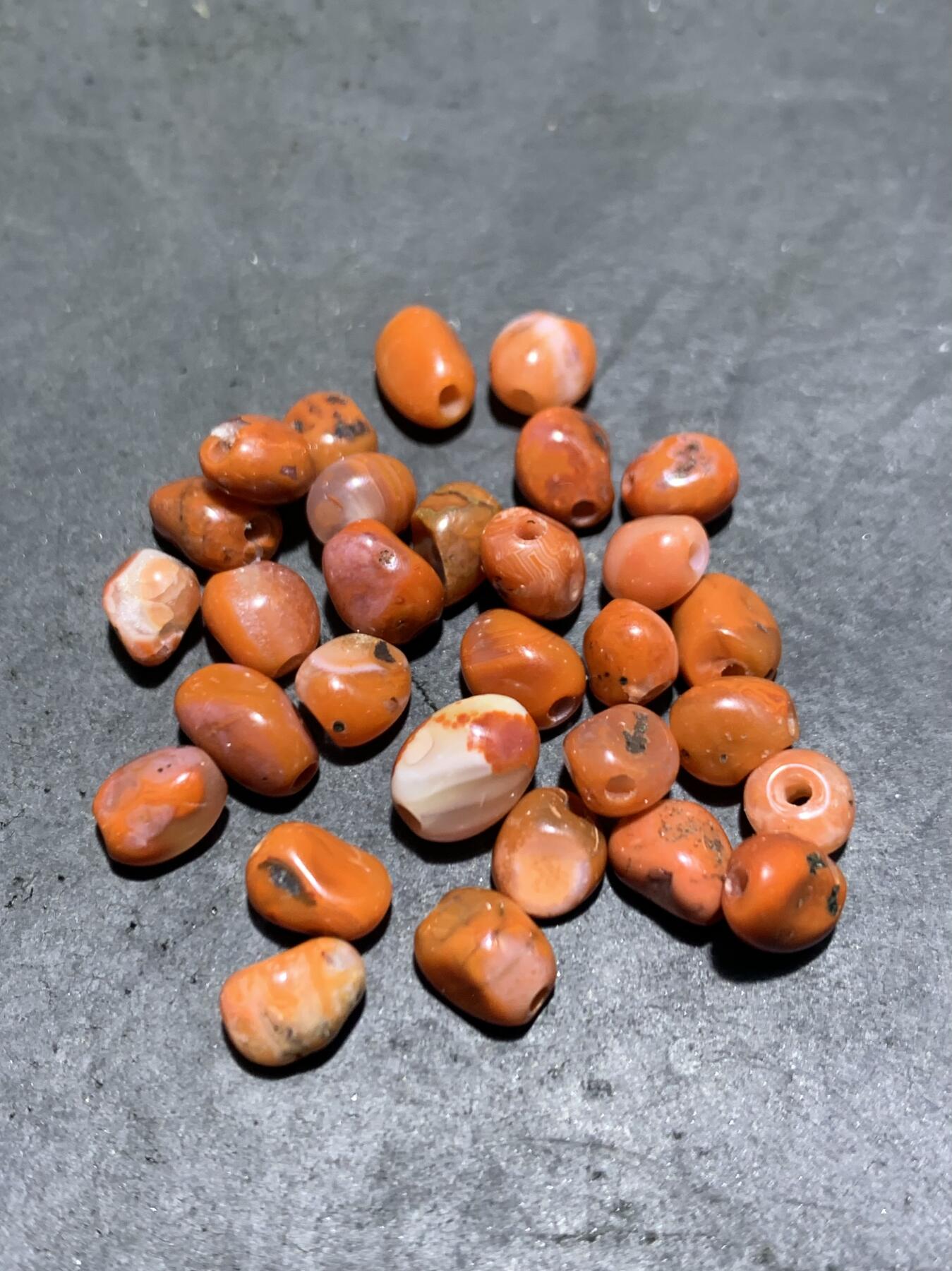川料南红玛瑙原皮随形散珠一组，