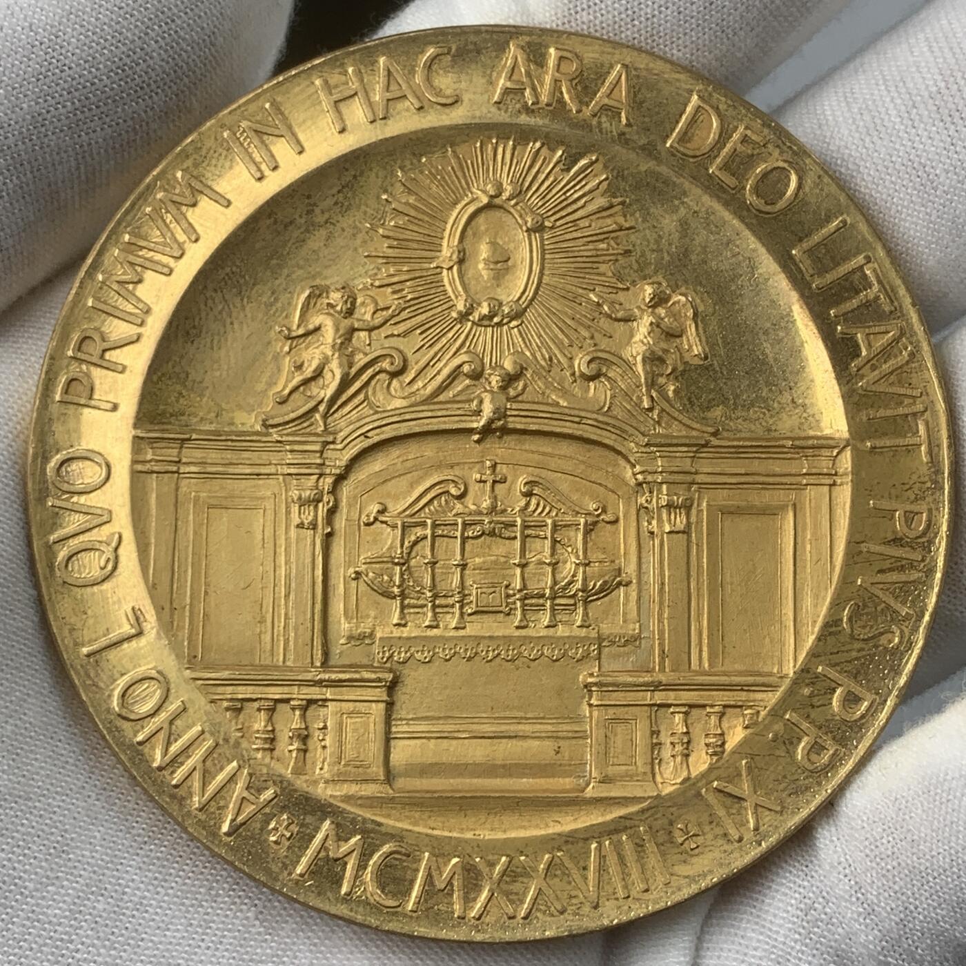 掌中浮雕-藏着的欧洲第037场 1928年梵蒂冈庇护十一世新祭坛首次祈祷上帝镀金铜章，  68mm
