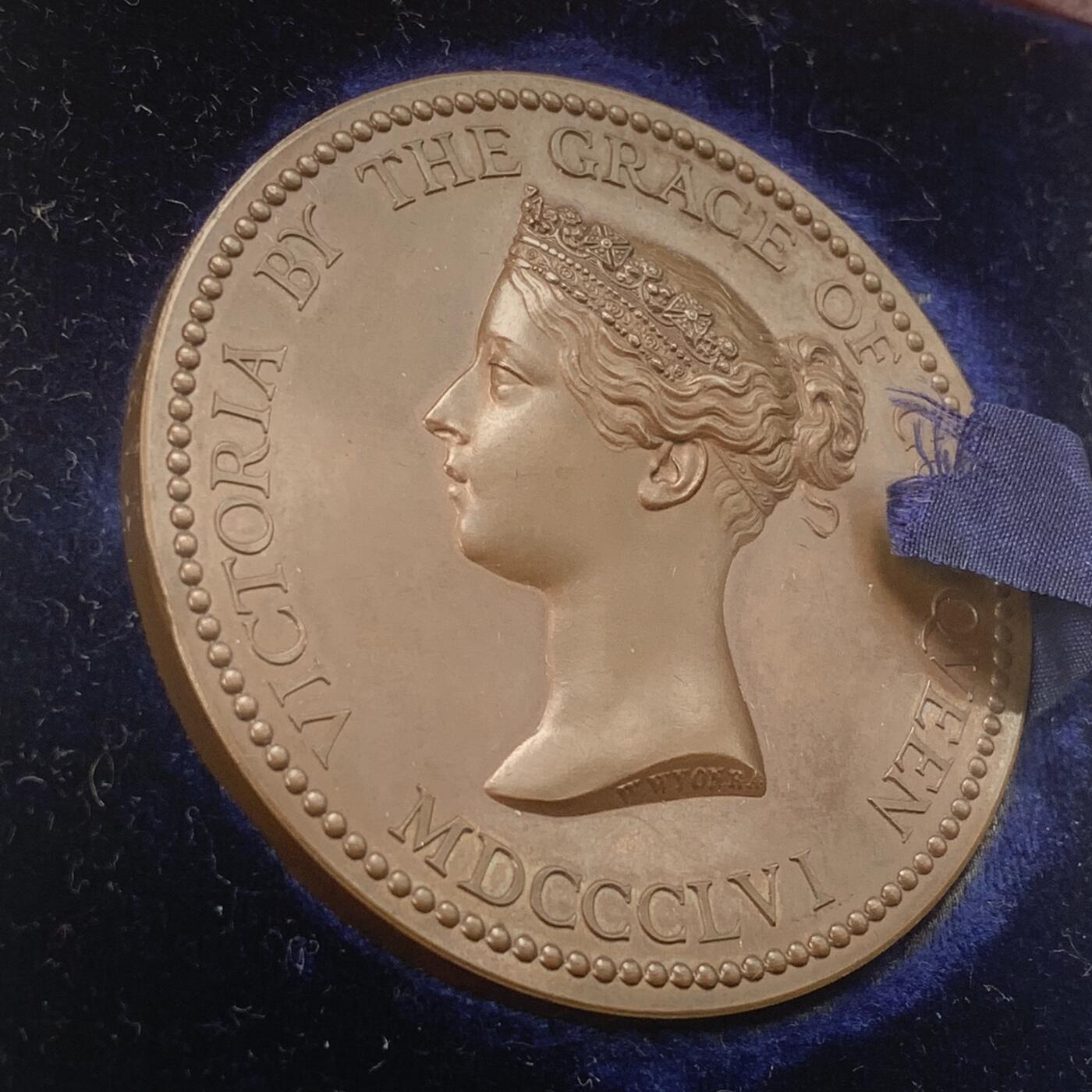 掌中浮雕-藏着的欧洲第037场 1857年英国维多利亚女王国家科学与艺术铜章，54mm，皇家首席雕刻师威廉怀恩（W.Wyon）设计雕刻，原盒（盒子内槽稍有变形，章体不能完全卡住）