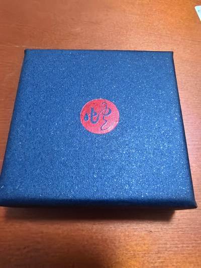 长老汇蛇年精选第六十一场拍卖 2013上海新世纪蛇年高浮雕紫铜章，含0.3克银片1枚，60MM，盒证全，381枚