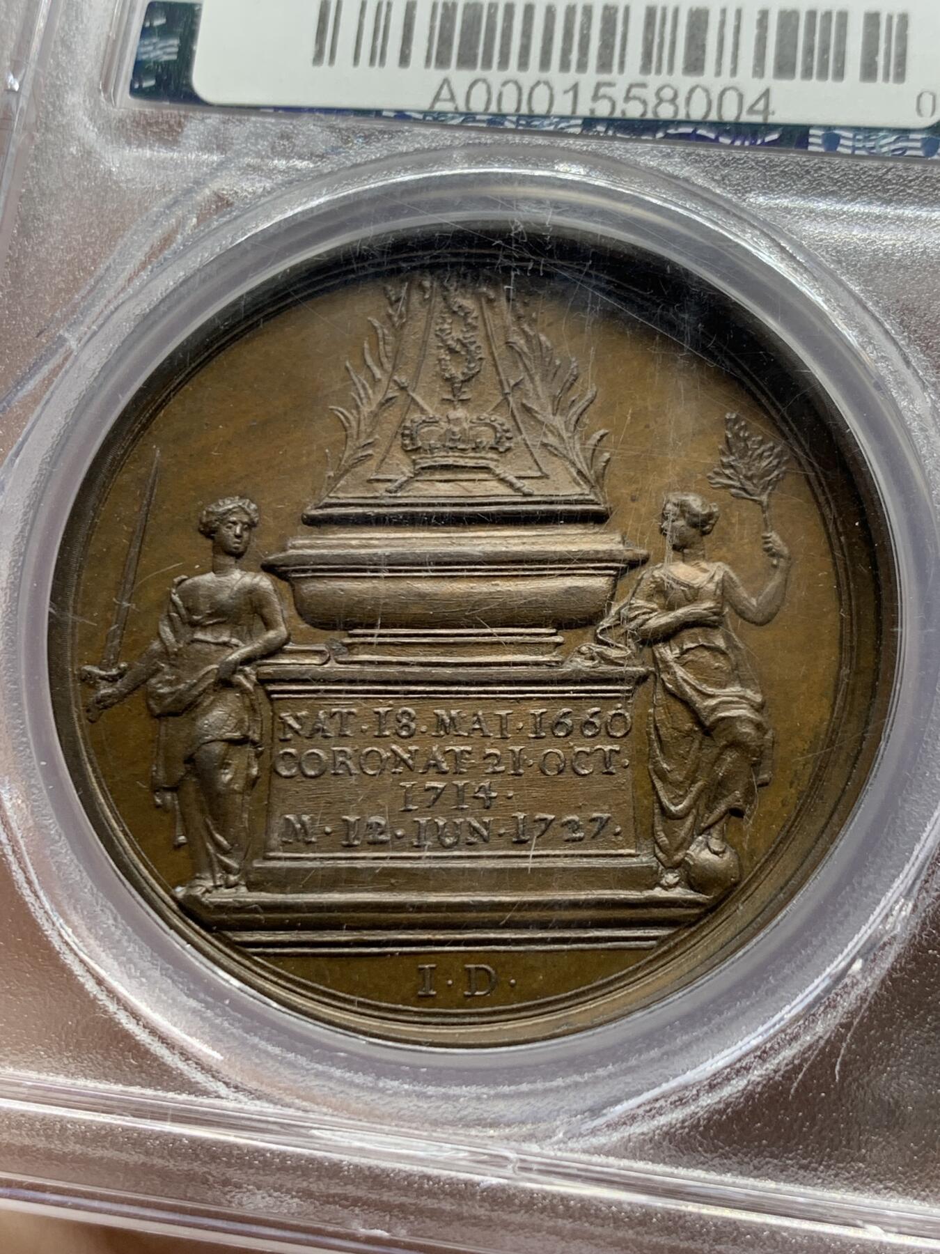 《竞宝斋》第428场 周日，周一  2场连拍 （全场包邮） PCGS SP64 英国1727年国王乔治一世逝世纪念原铸大铜章，F.Martin名家旧藏，专属封装盒。极少见的英国早期原铸，细节极精美，同时期章牌的最高水准。盒子内部有裂，密封无碍。附纸袋标签，传承有序