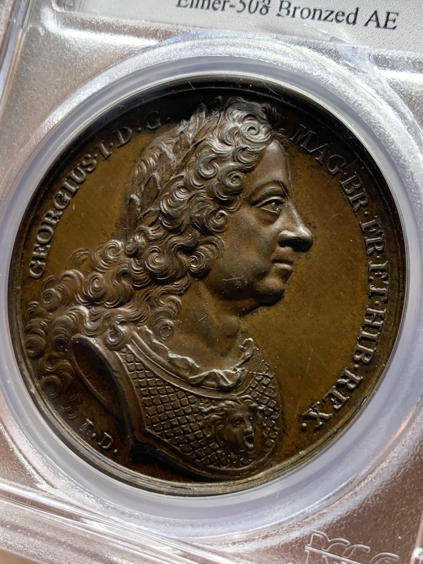 《竞宝斋》第428场 周日，周一  2场连拍 （全场包邮） PCGS SP64 英国1727年国王乔治一世逝世纪念原铸大铜章，F.Martin名家旧藏，专属封装盒。极少见的英国早期原铸，细节极精美，同时期章牌的最高水准。盒子内部有裂，密封无碍。附纸袋标签，传承有序