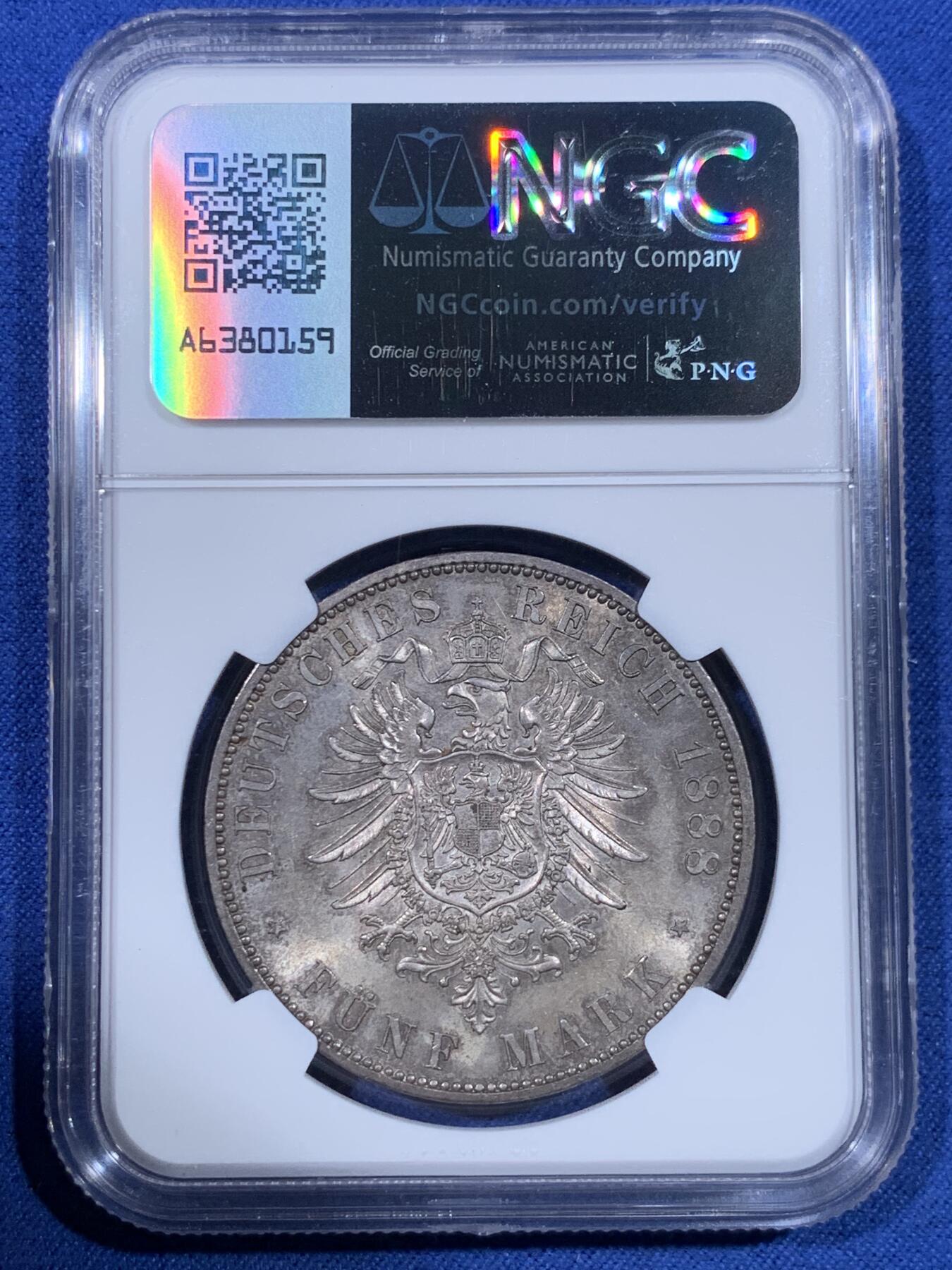 《竞宝斋》第428场 周日，周一  2场连拍 （全场包邮） 亚军分 NGC MS64 德国1888三皇之年威廉二世短翅5马克银币 单年发行56000枚且充分进入流通，堪称德二帝国短翅马克的代表之作，马克收藏中不可或缺的一枚拼图，更高分仅两枚。