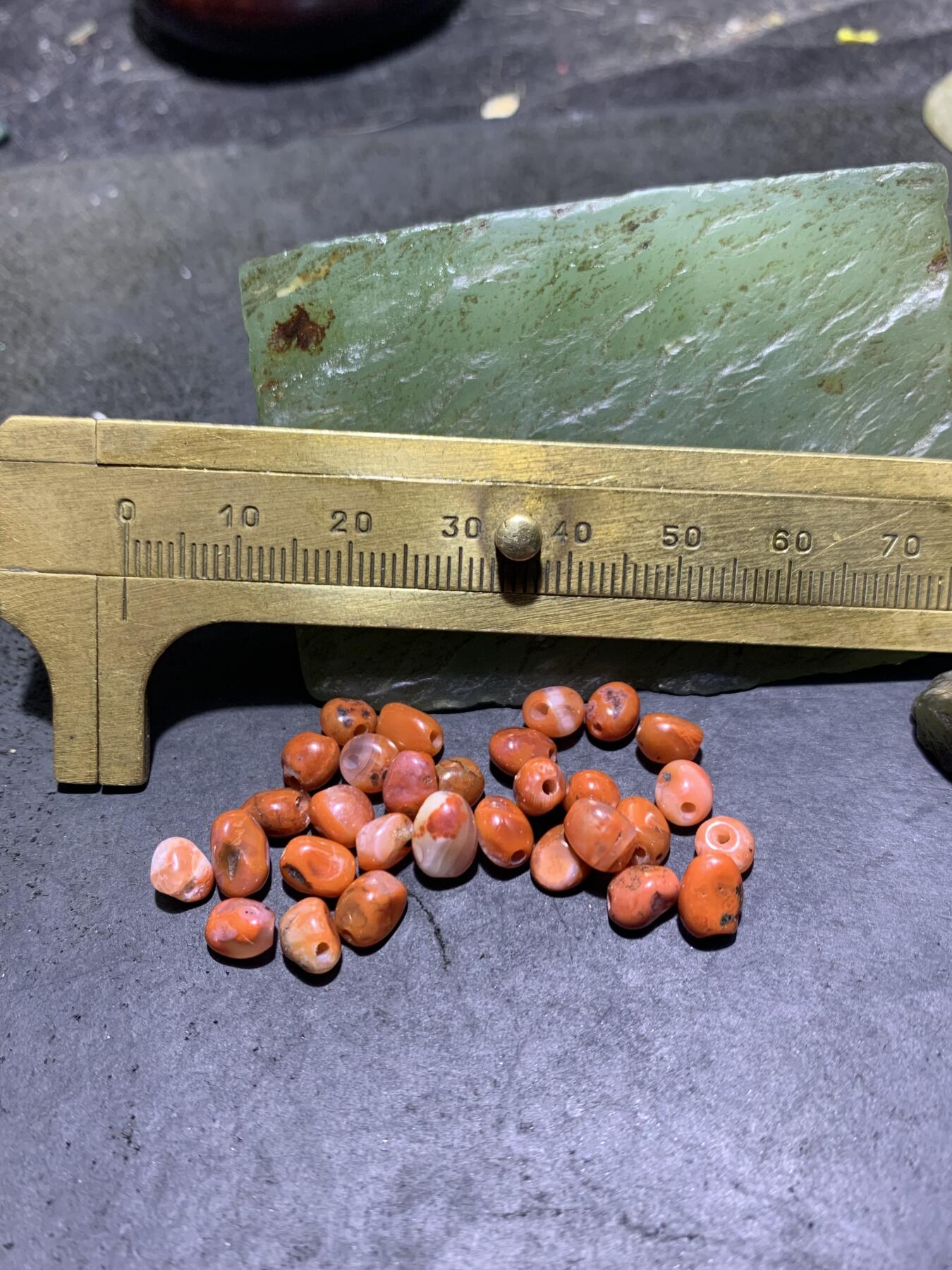 川料南红玛瑙原皮随形散珠一组，