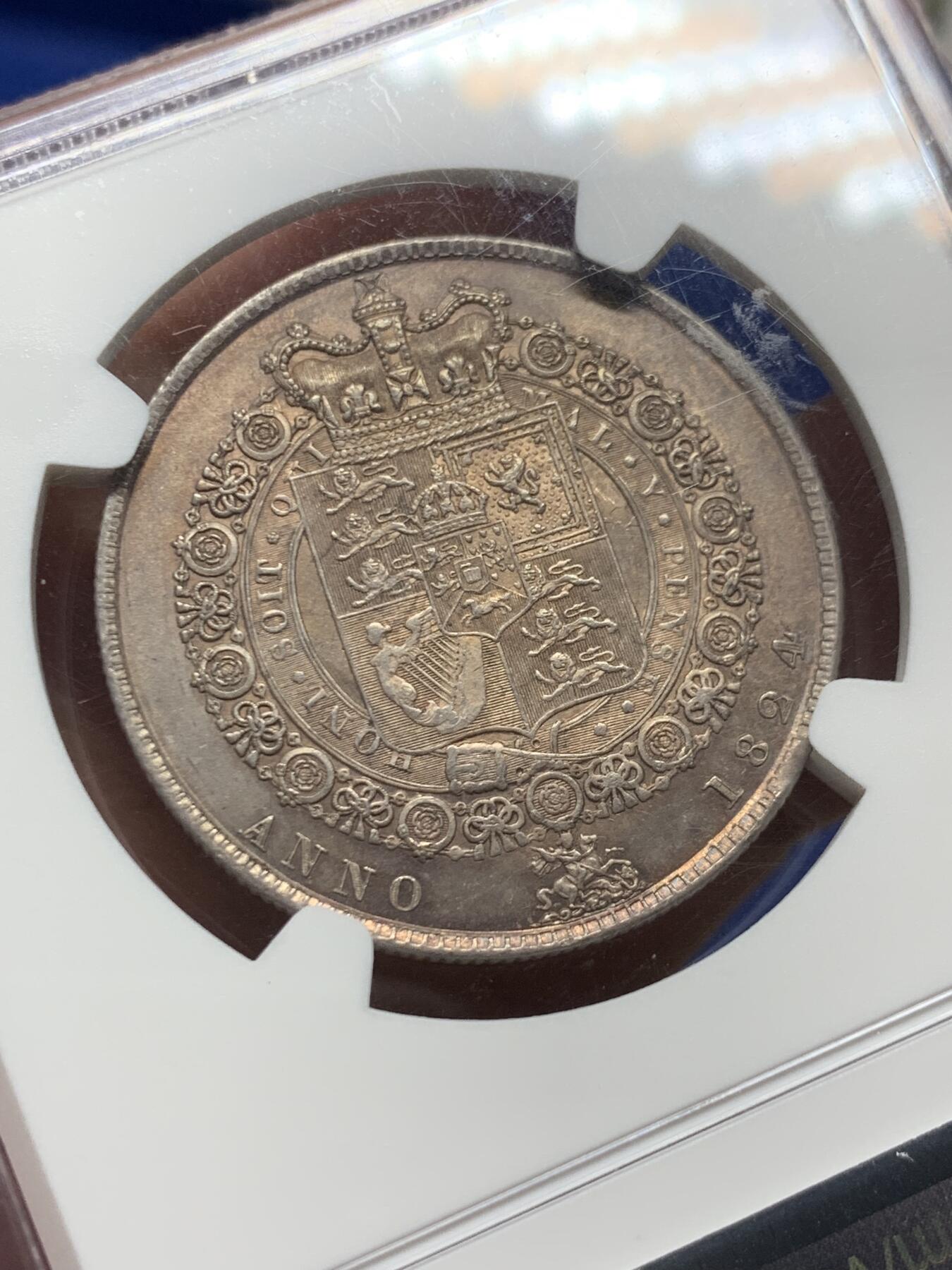 《竞宝斋》第428场 周日，周一  2场连拍 （全场包邮） 唯一亚军分 NGC MS64+ 英国 1824年 乔治四世 嘉德纹章版 半克朗银币  半克朗里最少得品种 更高分仅1枚 HA 64分成交2.3W