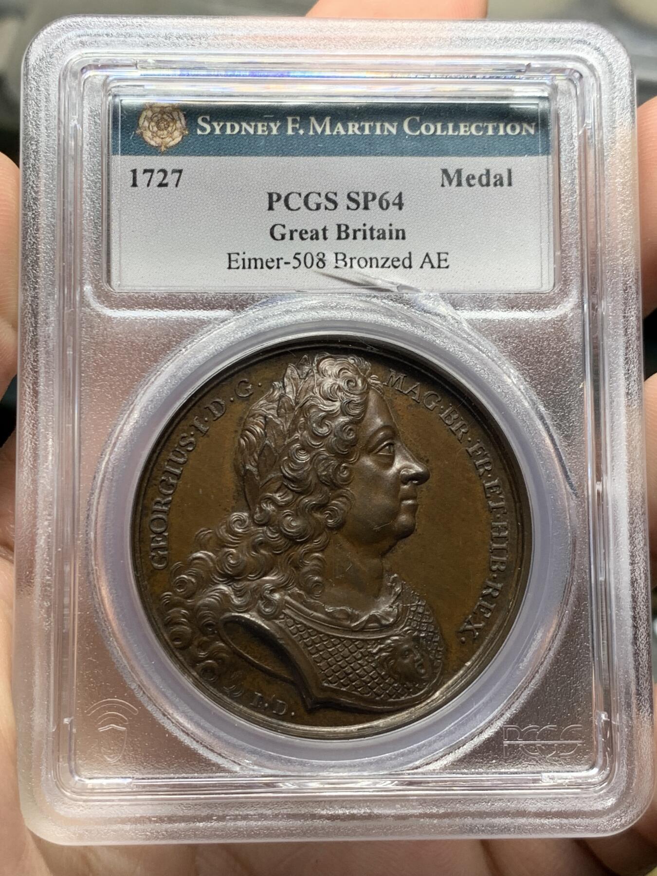 《竞宝斋》第428场 周日，周一  2场连拍 （全场包邮） PCGS SP64 英国1727年国王乔治一世逝世纪念原铸大铜章，F.Martin名家旧藏，专属封装盒。极少见的英国早期原铸，细节极精美，同时期章牌的最高水准。盒子内部有裂，密封无碍。附纸袋标签，传承有序