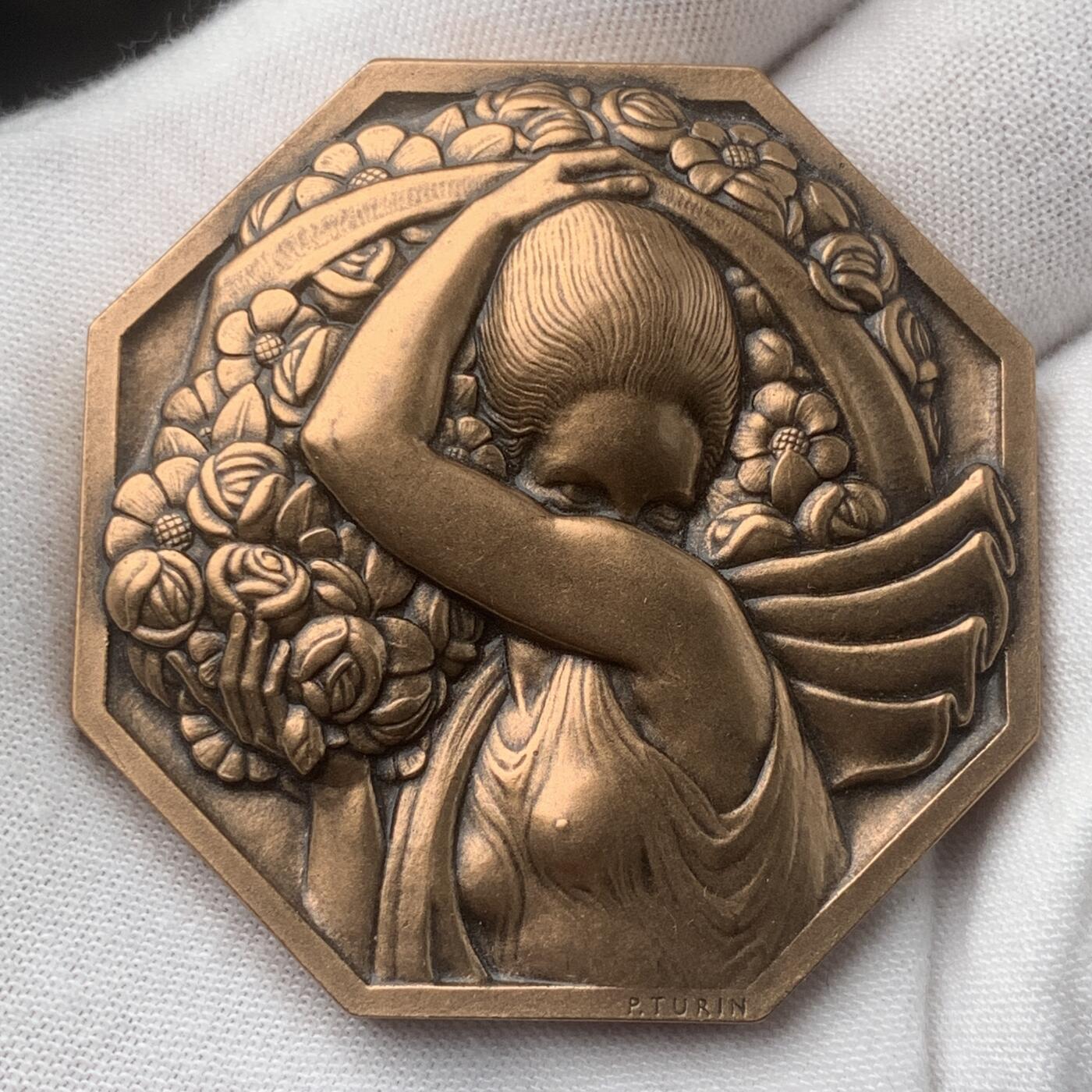 掌中浮雕-藏着的欧洲第037场 法国装饰艺术铜章“持花的女人”，50mm，雕刻大师图雷P.Turin作品
