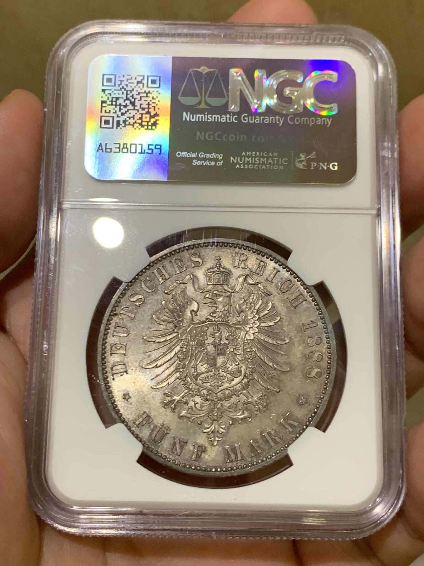 《竞宝斋》第428场 周日，周一  2场连拍 （全场包邮） 亚军分 NGC MS64 德国1888三皇之年威廉二世短翅5马克银币 单年发行56000枚且充分进入流通，堪称德二帝国短翅马克的代表之作，马克收藏中不可或缺的一枚拼图，更高分仅两枚。