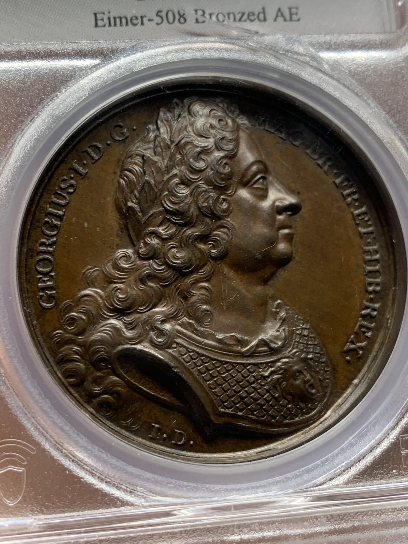 《竞宝斋》第428场 周日，周一  2场连拍 （全场包邮） PCGS SP64 英国1727年国王乔治一世逝世纪念原铸大铜章，F.Martin名家旧藏，专属封装盒。极少见的英国早期原铸，细节极精美，同时期章牌的最高水准。盒子内部有裂，密封无碍。附纸袋标签，传承有序