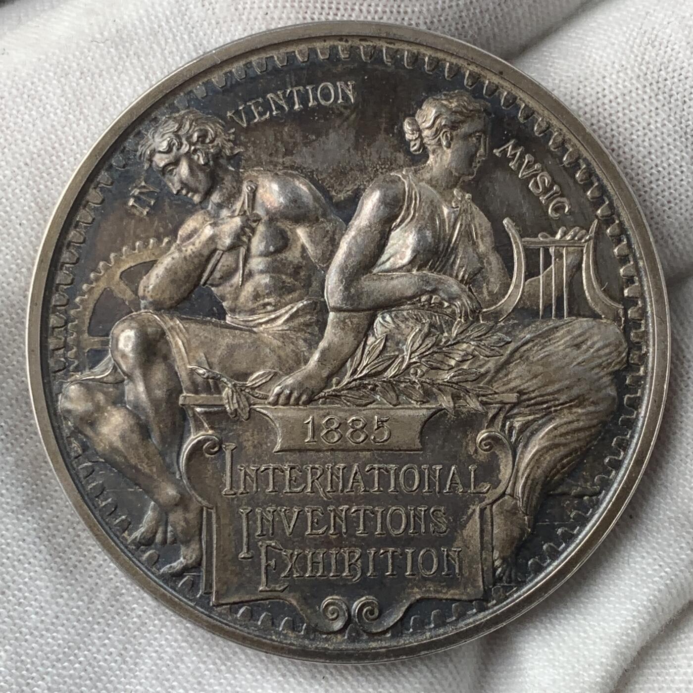 掌中浮雕-藏着的欧洲第037场 1885年伦敦国际发明展银章、铜章一对，带原盒， L.C. Wyon雕刻，45mm，自制塑封盒便于展示