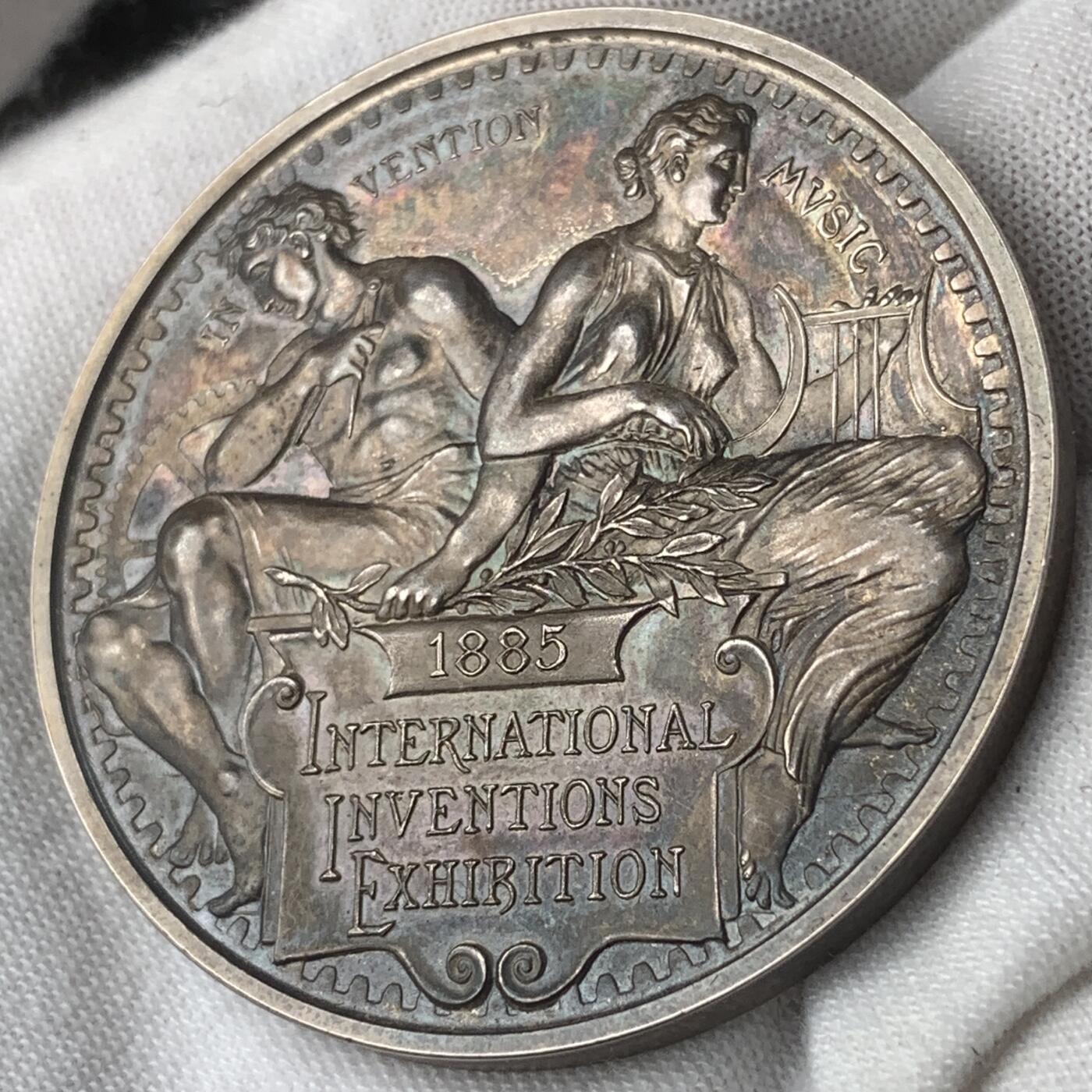 掌中浮雕-藏着的欧洲第037场 1885年伦敦国际发明展银章、铜章一对，带原盒， L.C. Wyon雕刻，45mm，自制塑封盒便于展示