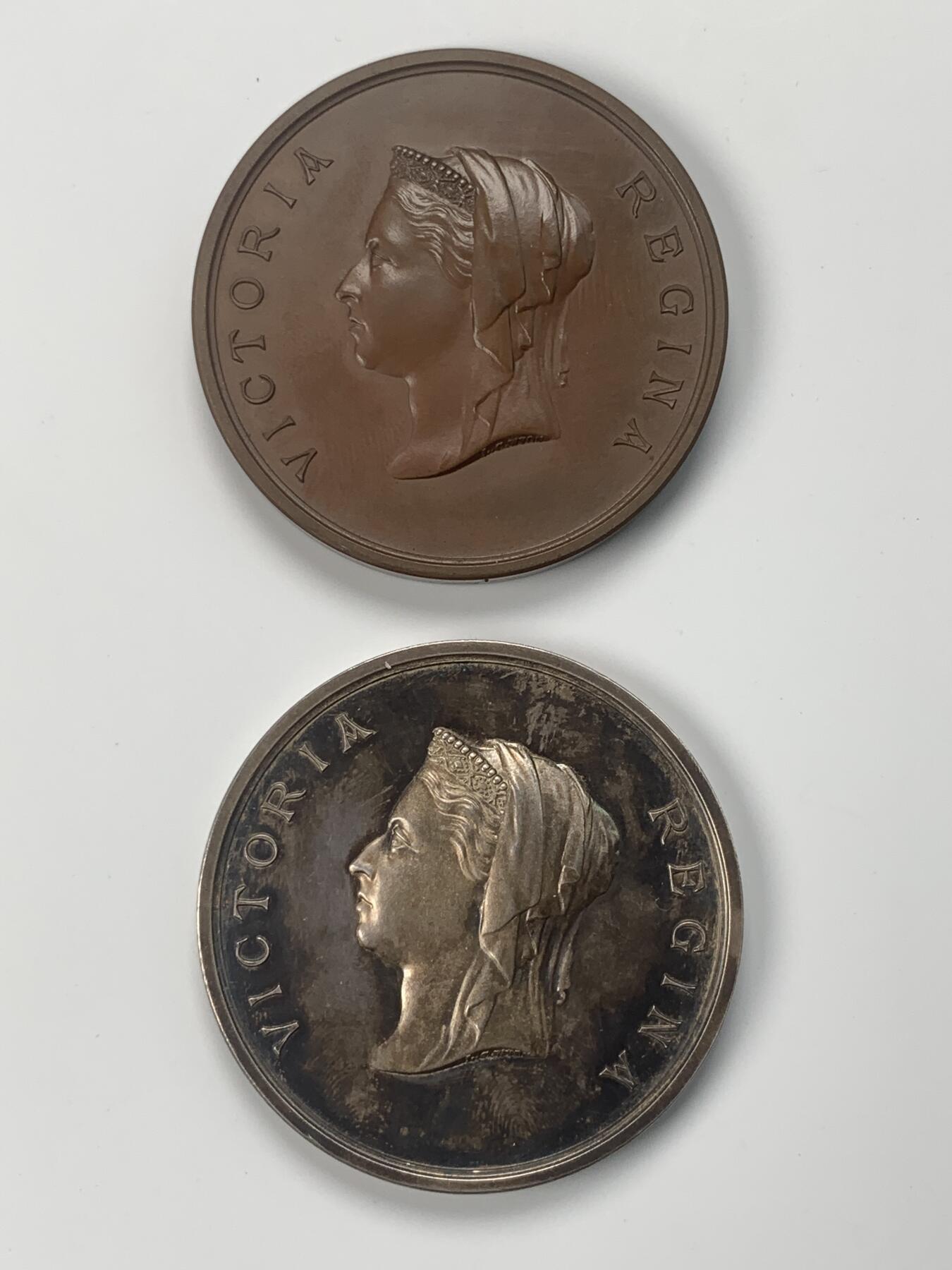 掌中浮雕-藏着的欧洲第037场 1885年伦敦国际发明展银章、铜章一对，带原盒， L.C. Wyon雕刻，45mm，自制塑封盒便于展示