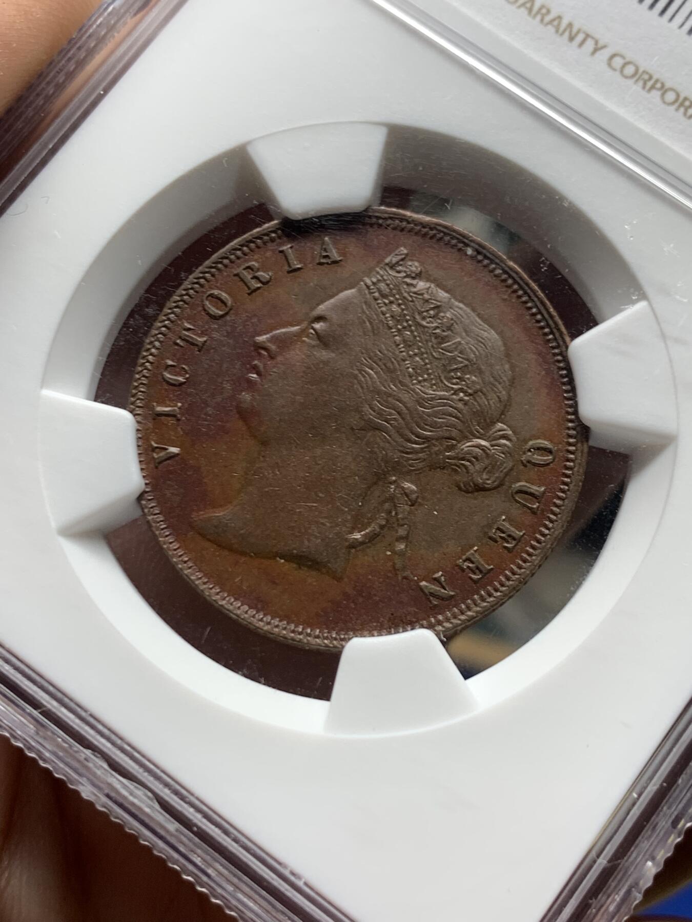 《竞宝斋》第428场 周日，周一  2场连拍 （全场包邮） NGC AU58BN 英属海峡1897年维多利亚女王一分大铜币，女王发丝清晰，细节不错。流通充分的品种，好品不多见。女王+海峡殖民地向来是外拍热点