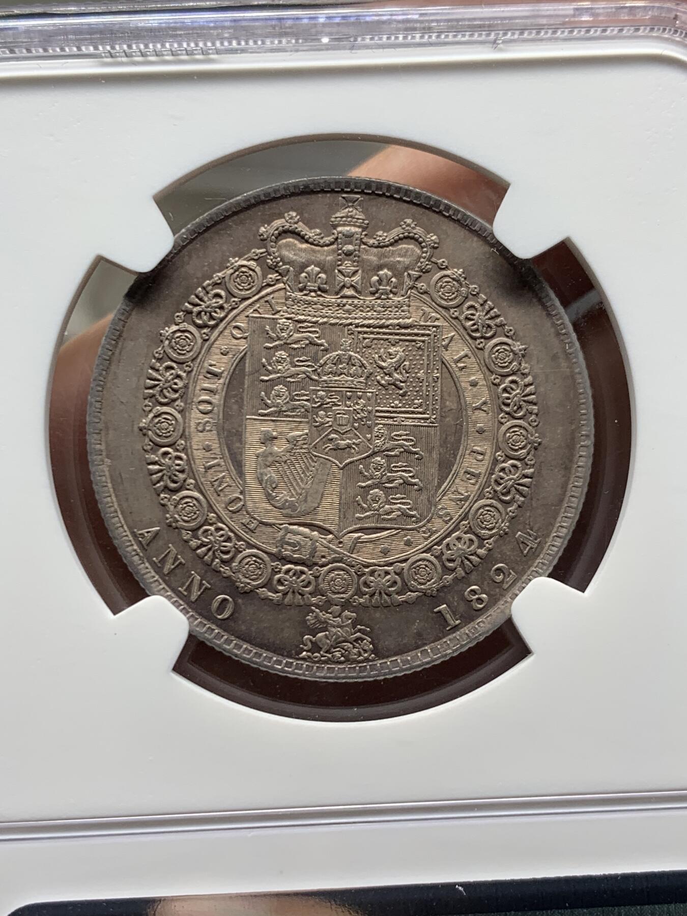 《竞宝斋》第428场 周日，周一  2场连拍 （全场包邮） 唯一亚军分 NGC MS64+ 英国 1824年 乔治四世 嘉德纹章版 半克朗银币  半克朗里最少得品种 更高分仅1枚 HA 64分成交2.3W