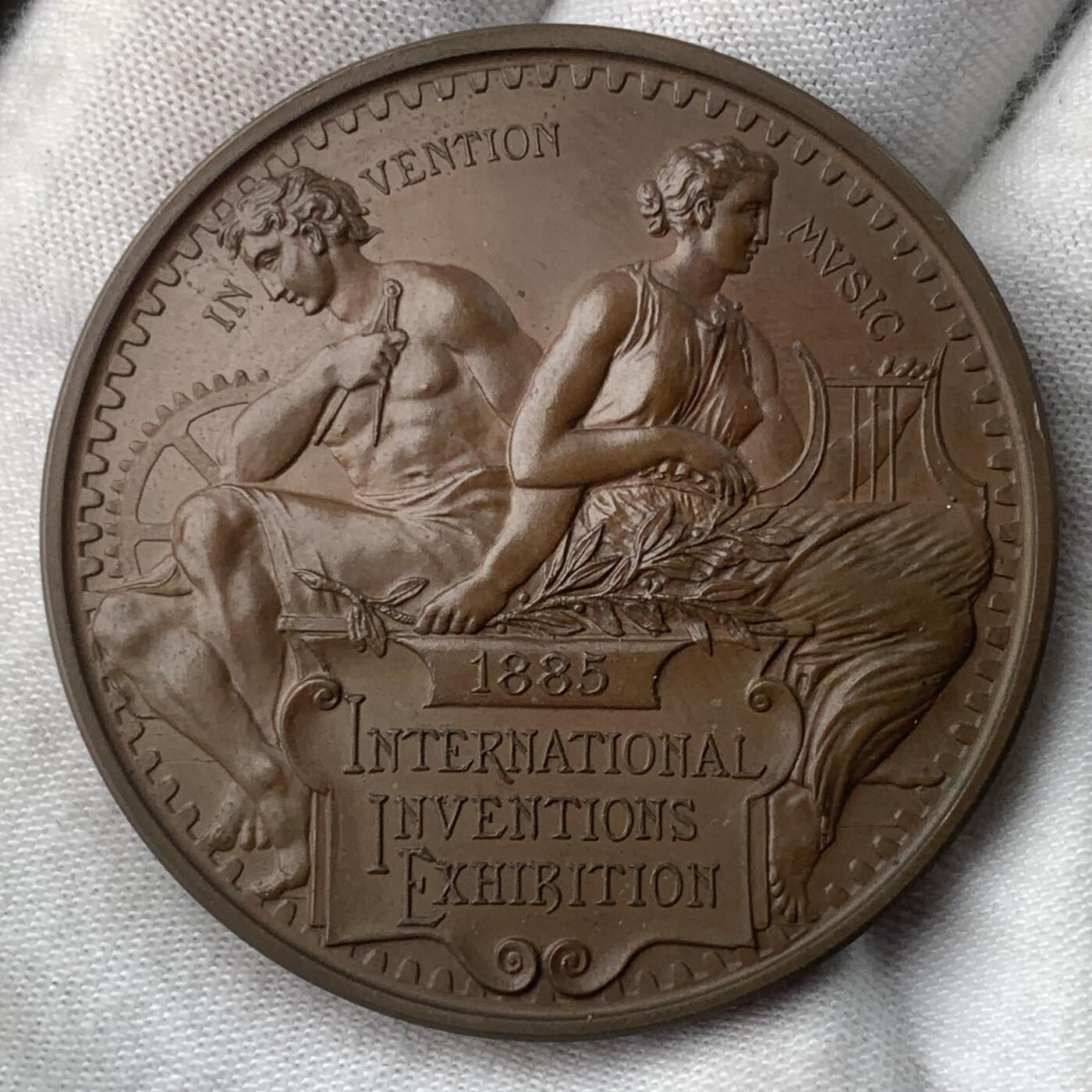 掌中浮雕-藏着的欧洲第037场 1885年伦敦国际发明展银章、铜章一对，带原盒， L.C. Wyon雕刻，45mm，自制塑封盒便于展示