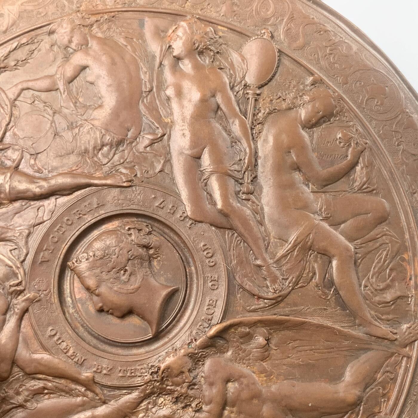 掌中浮雕-藏着的欧洲第037场 1858年颁发的英国艺术学校学生竞赛单面奖牌，直径145mm，目录编号Eimer 1512。奖牌正中间是维多利亚女王小头像，正式颁发的奖牌，在左下方的椭圆形盾牌上刻有颁奖时间，获奖者姓名和科目。创作者为法国旅英雕刻师安托万·维希特（1800-1868）