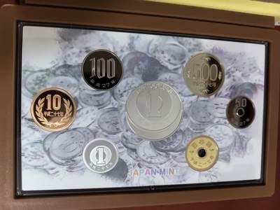 长老汇蛇年精选第六十一场拍卖 2015日本铝制1元发行60周年6枚精制币套装，盒证全，含1枚20克999银同主题银章