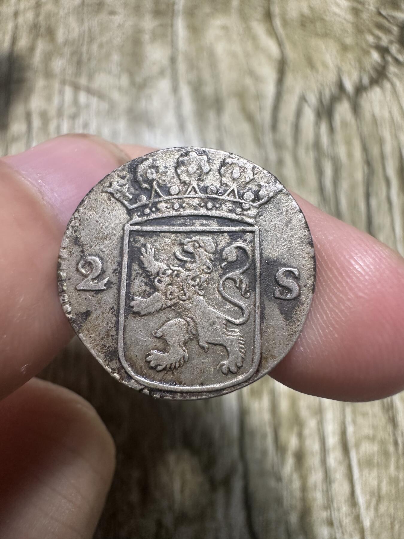 章，钱币 罕见的1725年早期荷兰2S银币，这种早期版的狮子比较胖，样子卡通可爱！后期的狮子比较瘦，棱角尖锐，面目凶恶！清代早期的海上丝绸之路贸易银币