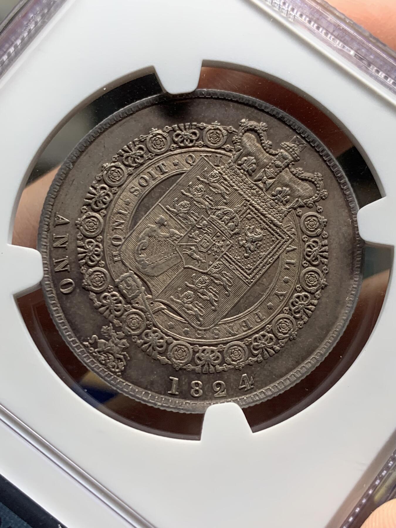 《竞宝斋》第428场 周日，周一  2场连拍 （全场包邮） 唯一亚军分 NGC MS64+ 英国 1824年 乔治四世 嘉德纹章版 半克朗银币  半克朗里最少得品种 更高分仅1枚 HA 64分成交2.3W