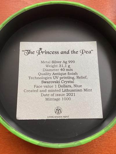 长老汇蛇年精选第六十一场拍卖 2021纽埃安徒生童话《豌豆公主》1盎司仿古彩色银币，999银，直径40MM，UV打印技术，高浮雕，镶嵌施华洛水晶，1000枚，立陶宛造币厂出品，豌豆点桶盒