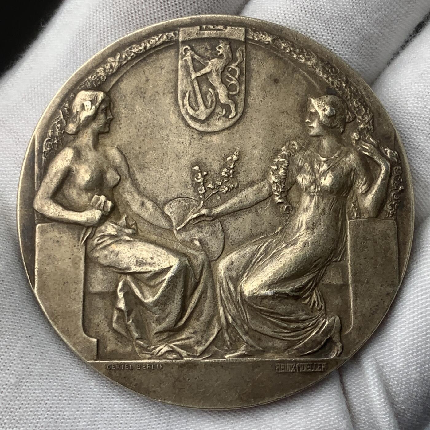 掌中浮雕-藏着的欧洲第037场 1904年德国杜塞尔多夫国际艺术展鎏金纪念银章，55.6mm，重65.8g