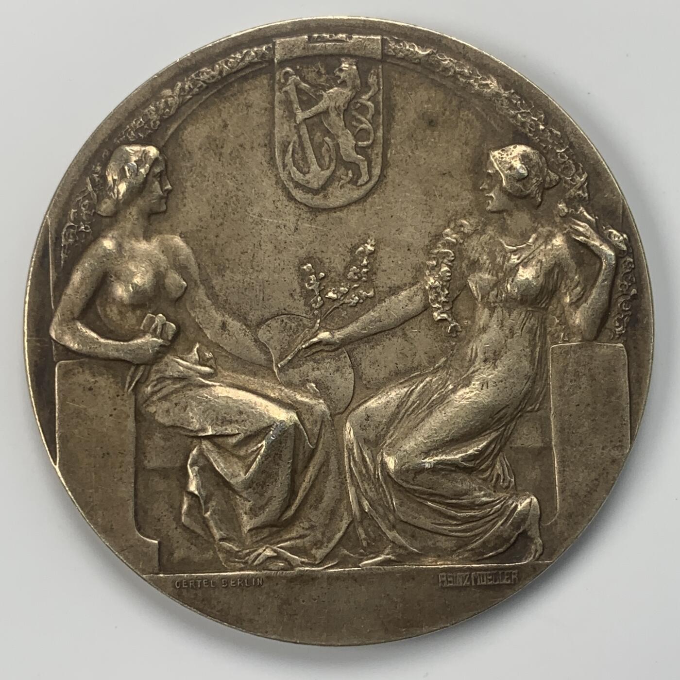 掌中浮雕-藏着的欧洲第037场 1904年德国杜塞尔多夫国际艺术展鎏金纪念银章，55.6mm，重65.8g