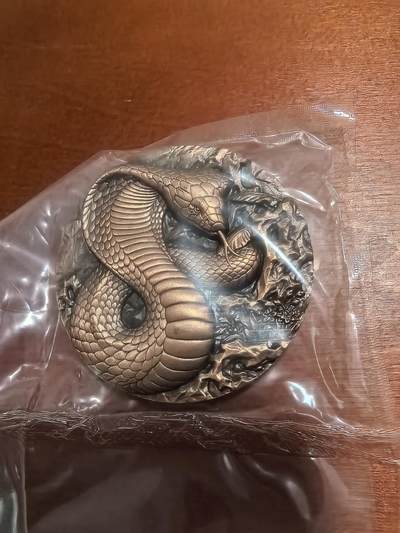 长老汇蛇年精选第六十一场拍卖 2013上海新世纪蛇年高浮雕紫铜章，含0.3克银片1枚，60MM，盒证全，381枚