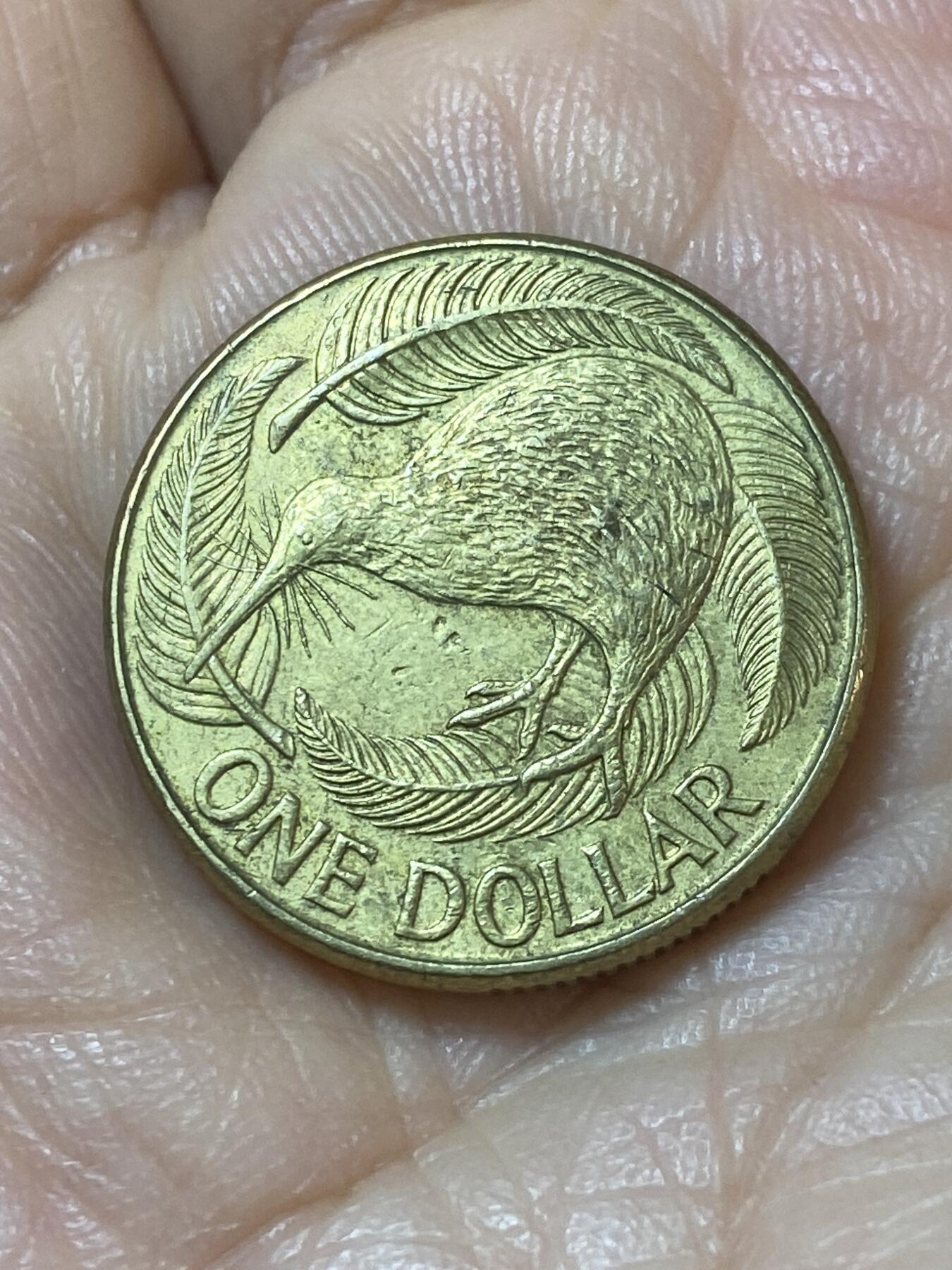 2025年第一百一十场(总第一百三十六场）外国好品散币(免佣金) 新西兰🇳🇿1990年1元(伊丽莎白二世中年高冠)