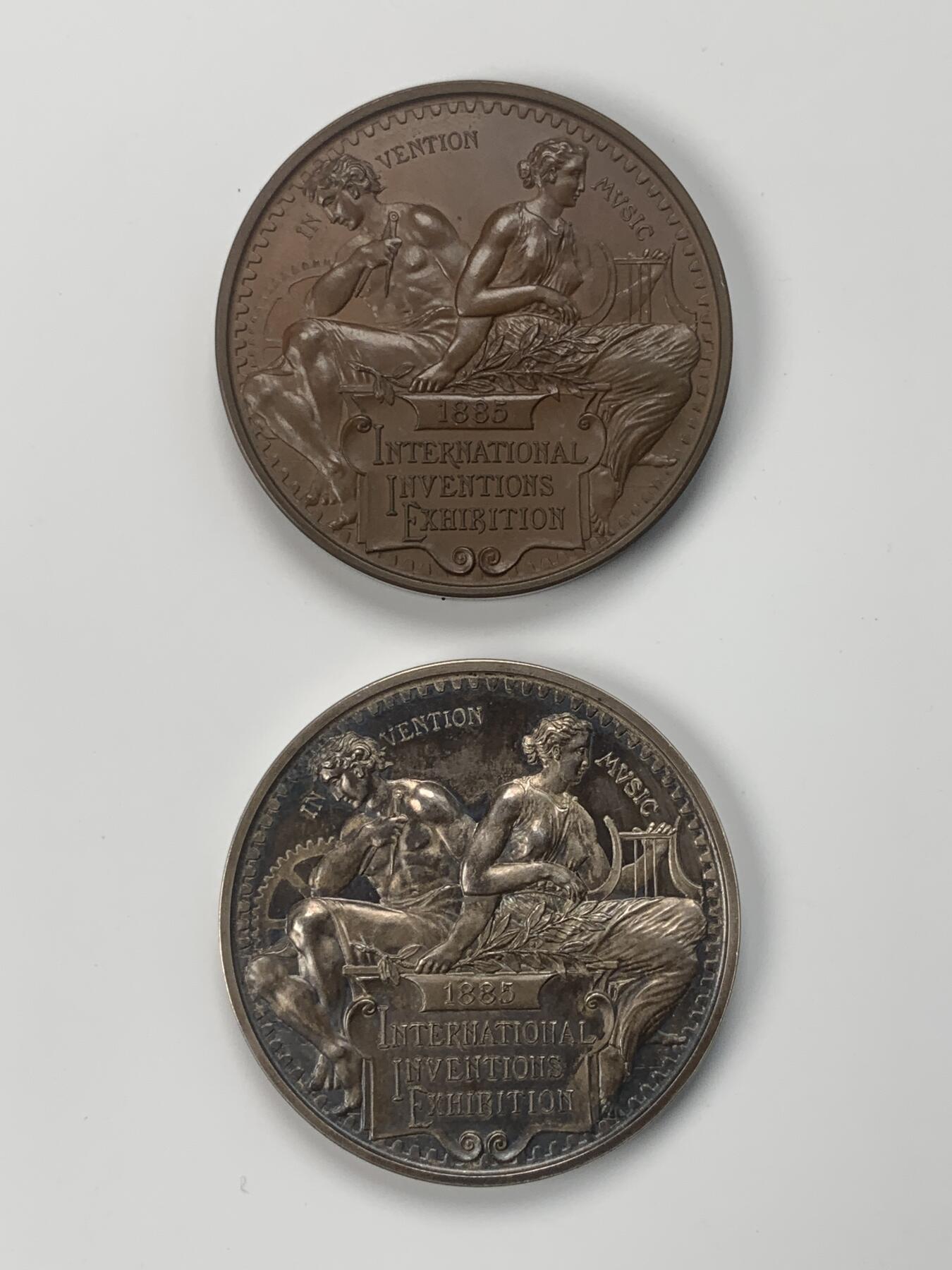 掌中浮雕-藏着的欧洲第037场 1885年伦敦国际发明展银章、铜章一对，带原盒， L.C. Wyon雕刻，45mm，自制塑封盒便于展示