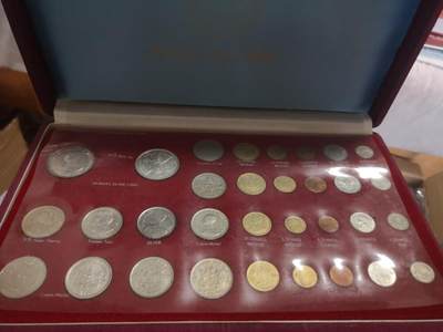 长老汇蛇年精选第六十一场拍卖 泰国皇家造币厂礼品币红盒32枚，含两枚拉玛九世大银币