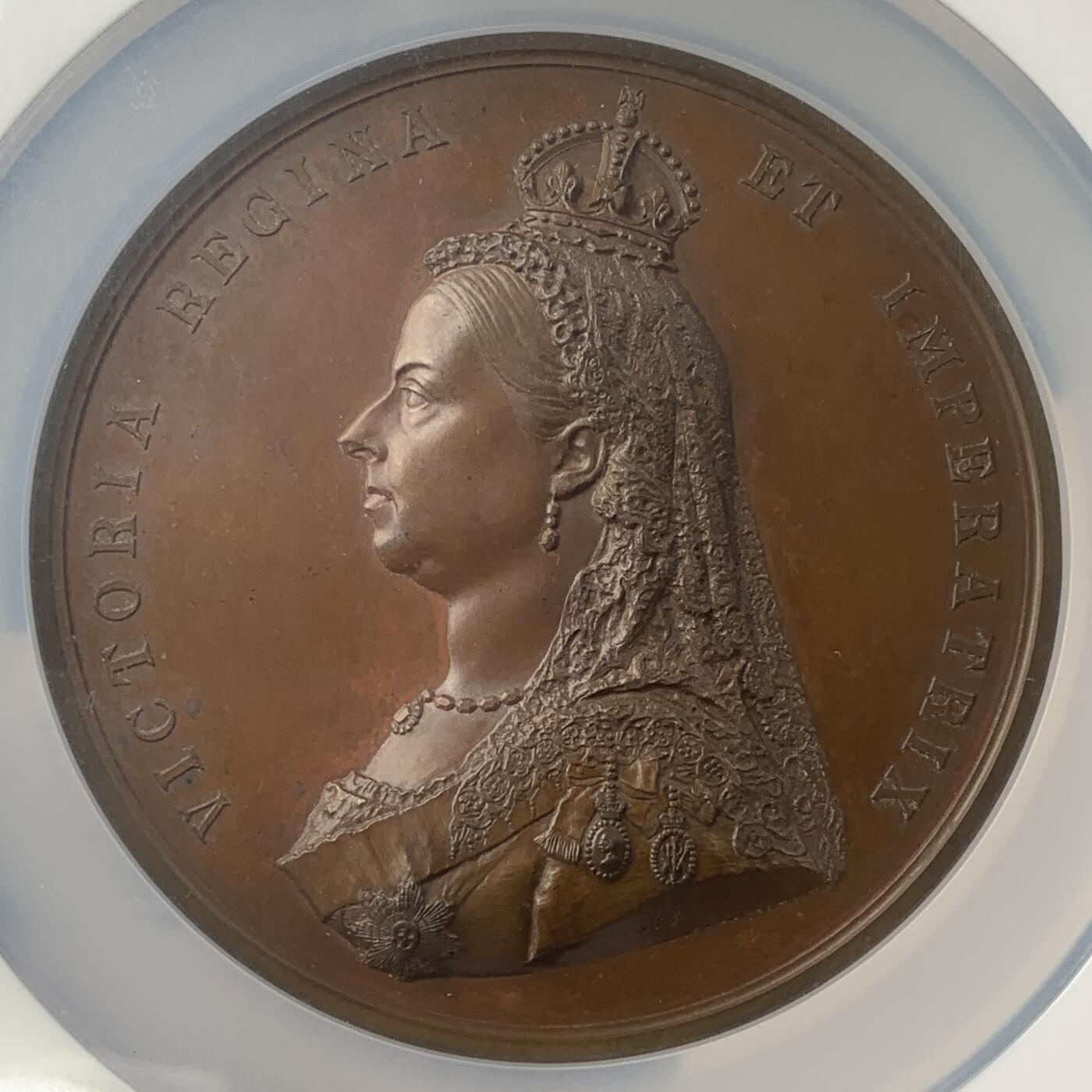 掌中浮雕-藏着的欧洲第037场 NGC MS63: 1887年维多利亚女王登基50年铜章, 77mm，J.E. Boehm and F. Leighton雕刻
