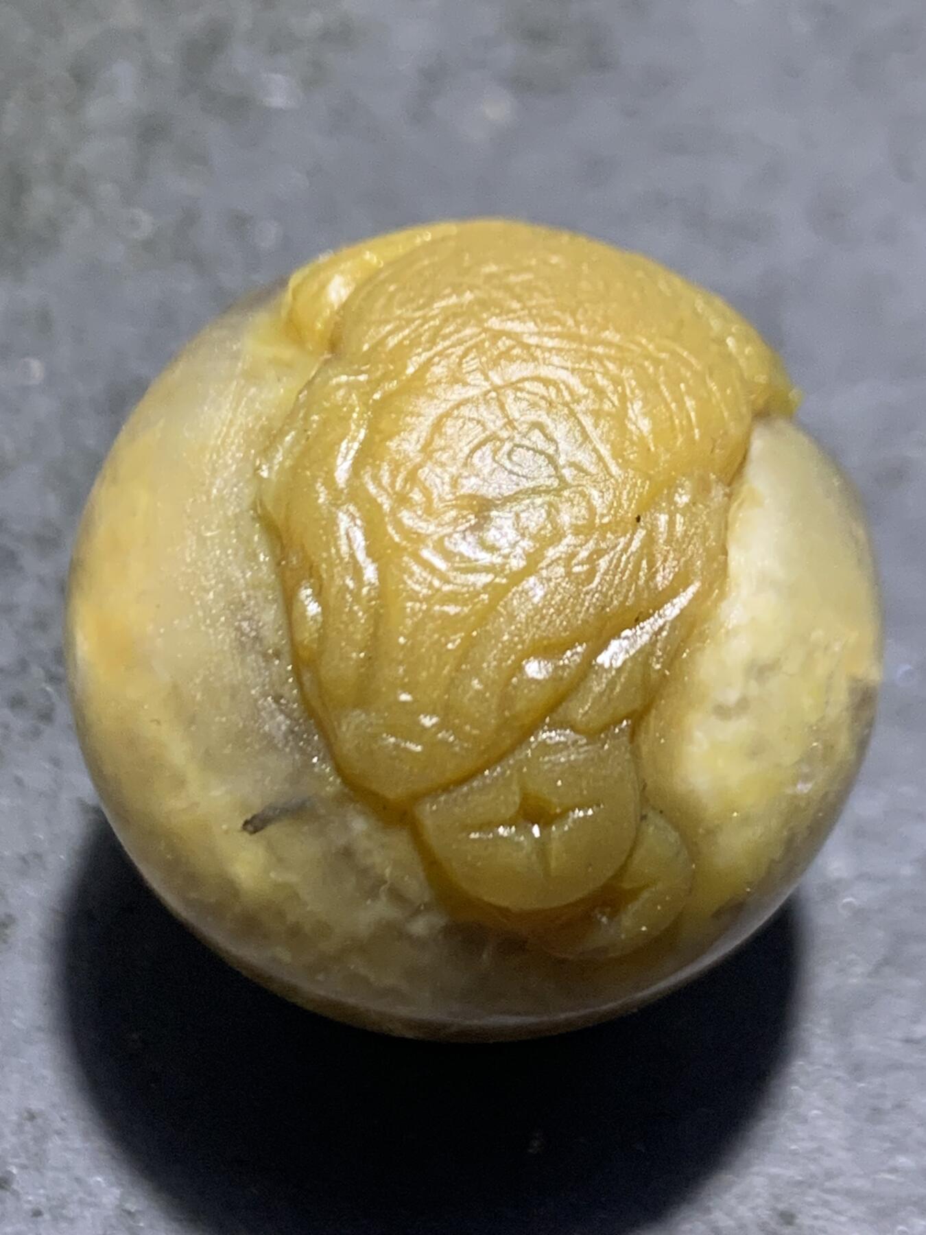 精美亚光冰飘糖心料战国红玛瑙手工俏色巧雕呱呱来财圆珠一个，