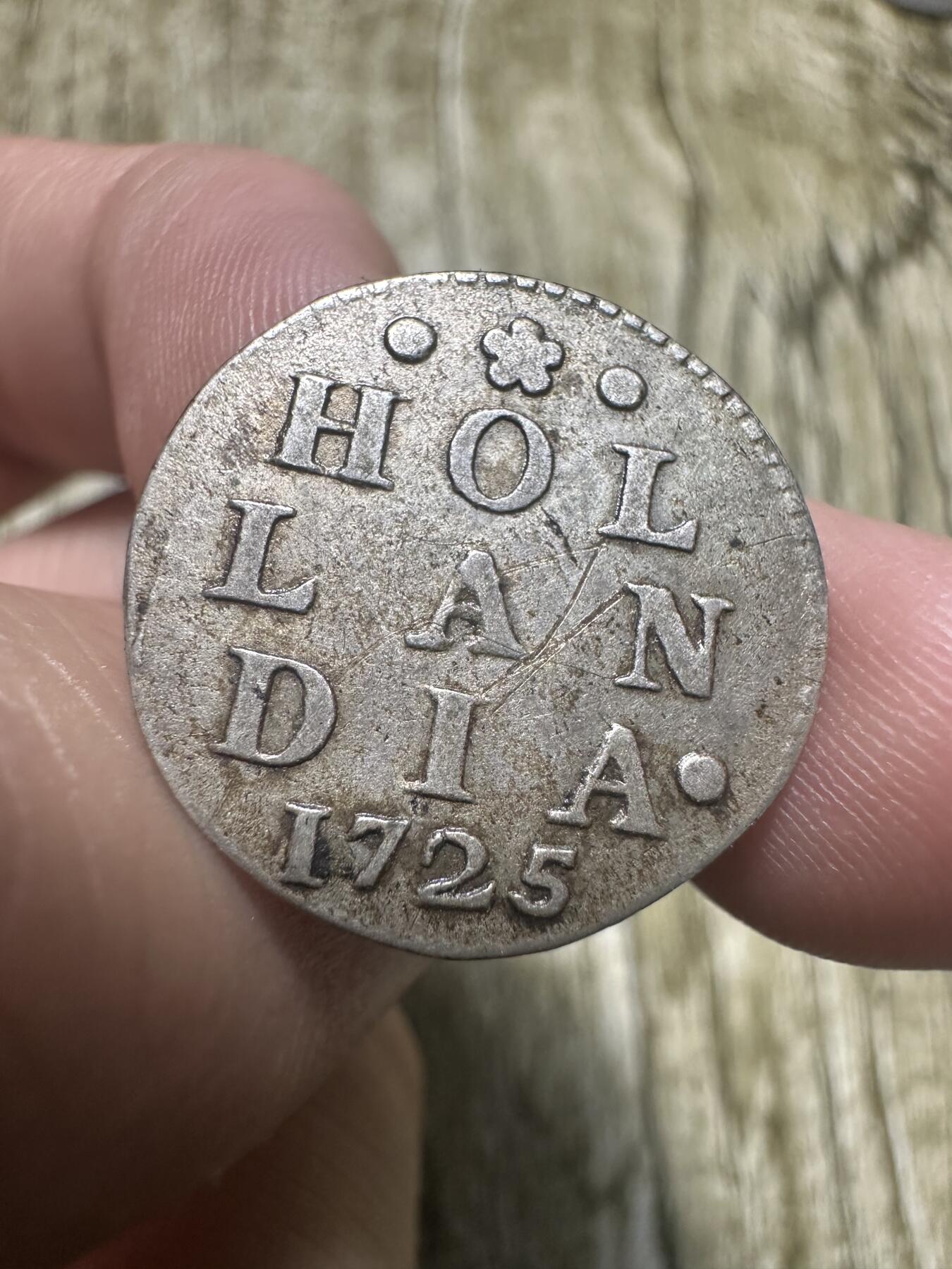 章，钱币 罕见的1725年早期荷兰2S银币，这种早期版的狮子比较胖，样子卡通可爱！后期的狮子比较瘦，棱角尖锐，面目凶恶！清代早期的海上丝绸之路贸易银币