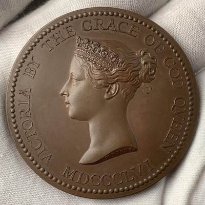 掌中浮雕-藏着的欧洲第037场 - 1857年英国维多利亚女王国家科学与艺术铜章，54mm，皇家首席雕刻师威廉怀恩（W.Wyon）设计雕刻，原盒（盒子内槽稍有变形，章体不能完全卡住）