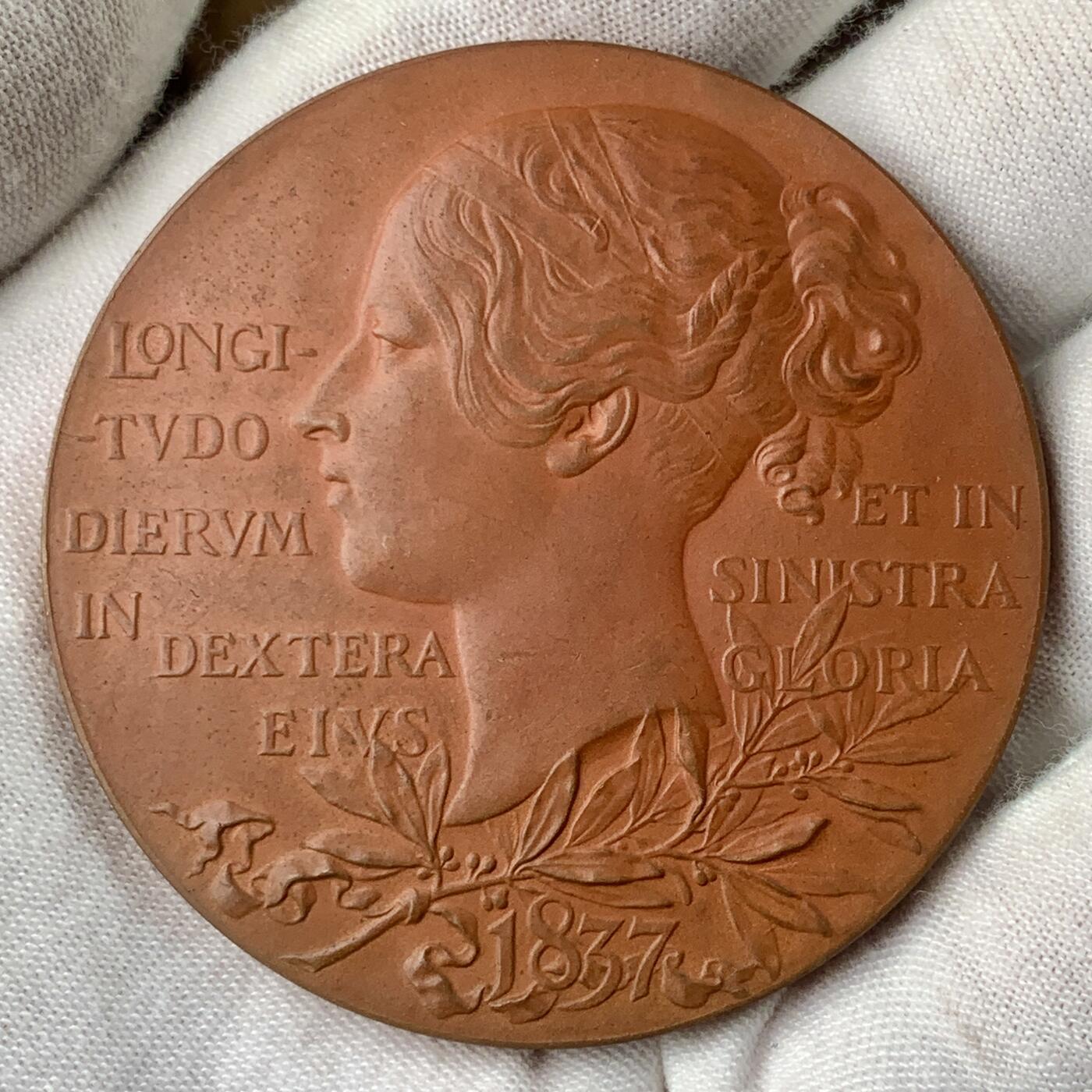 掌中浮雕-藏着的欧洲第037场 1897年英国维多利亚女王登基60周年纪念铜章，55mm，原盒